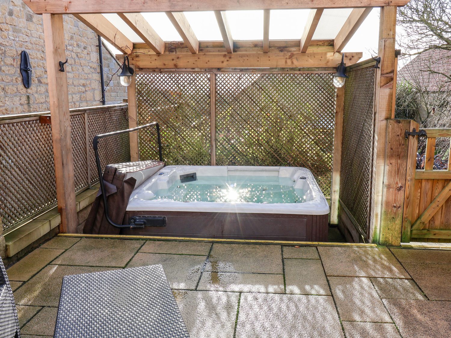 Hot tub Tawny Cottage Irton Moor ( Ref 1001432 ) Rent holiday cottage near Scarborough