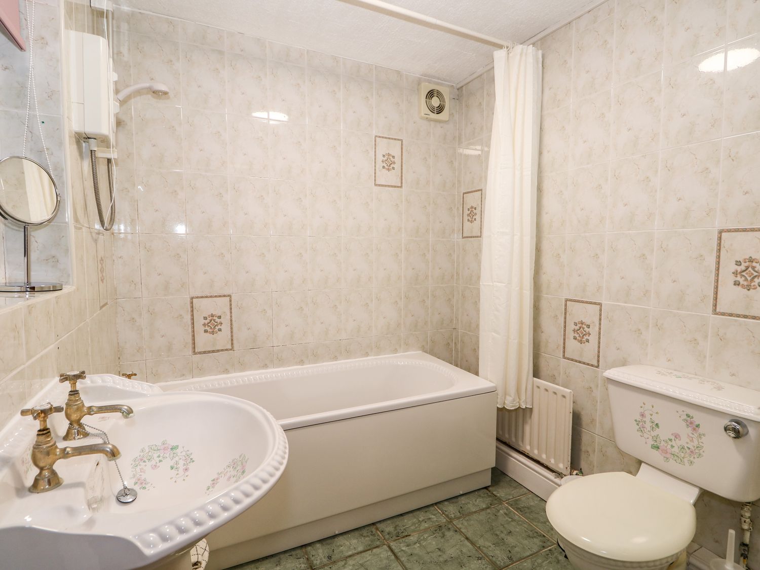 A bathroom with a bathtub sink toilet and shower at Lincoln House in Lincoln