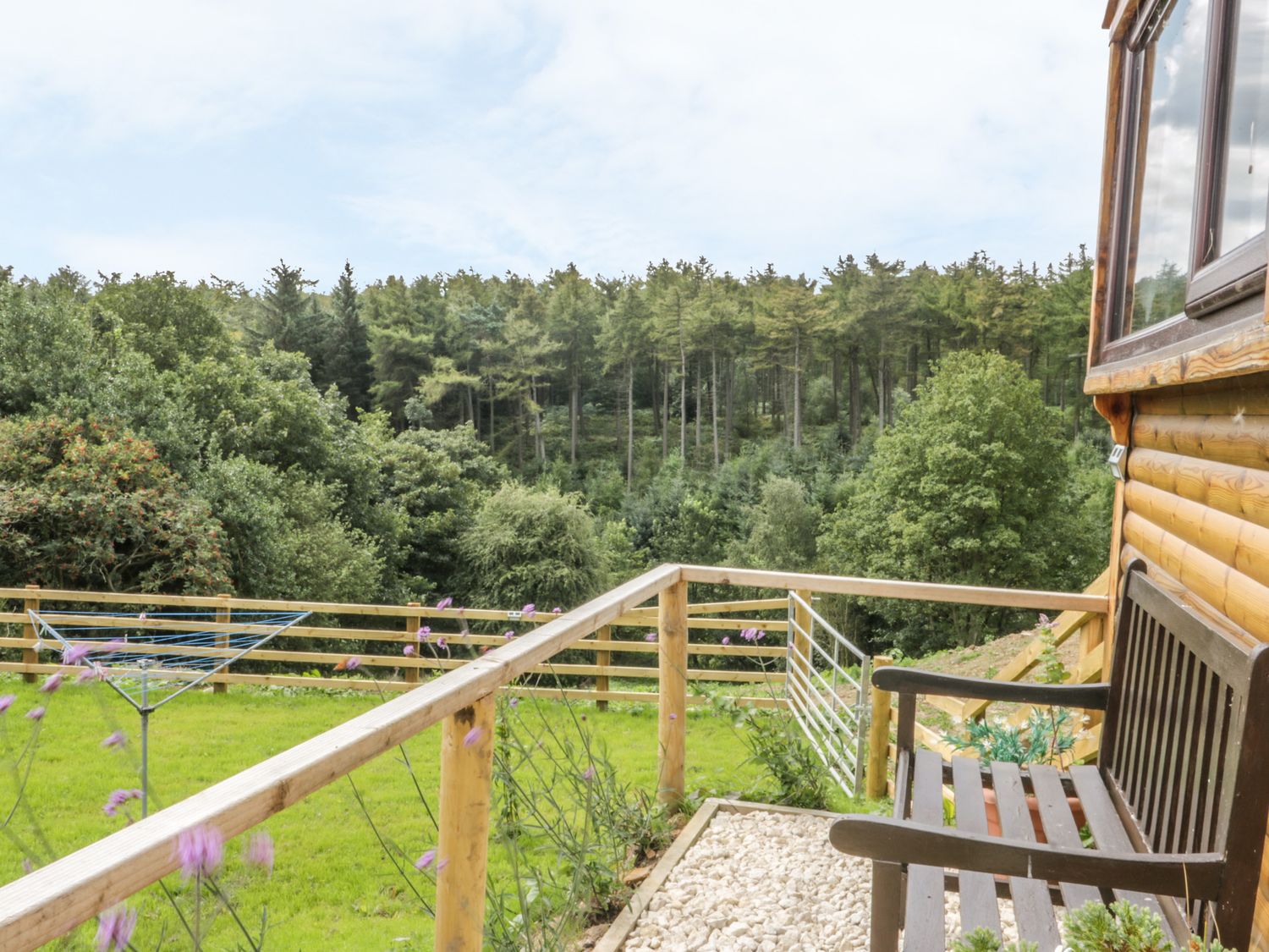 Outside seating area Castle View Cabin Cloughton ( Ref 1019436 ) Book log cabin in Cloughton for 2 guests near Scarborough