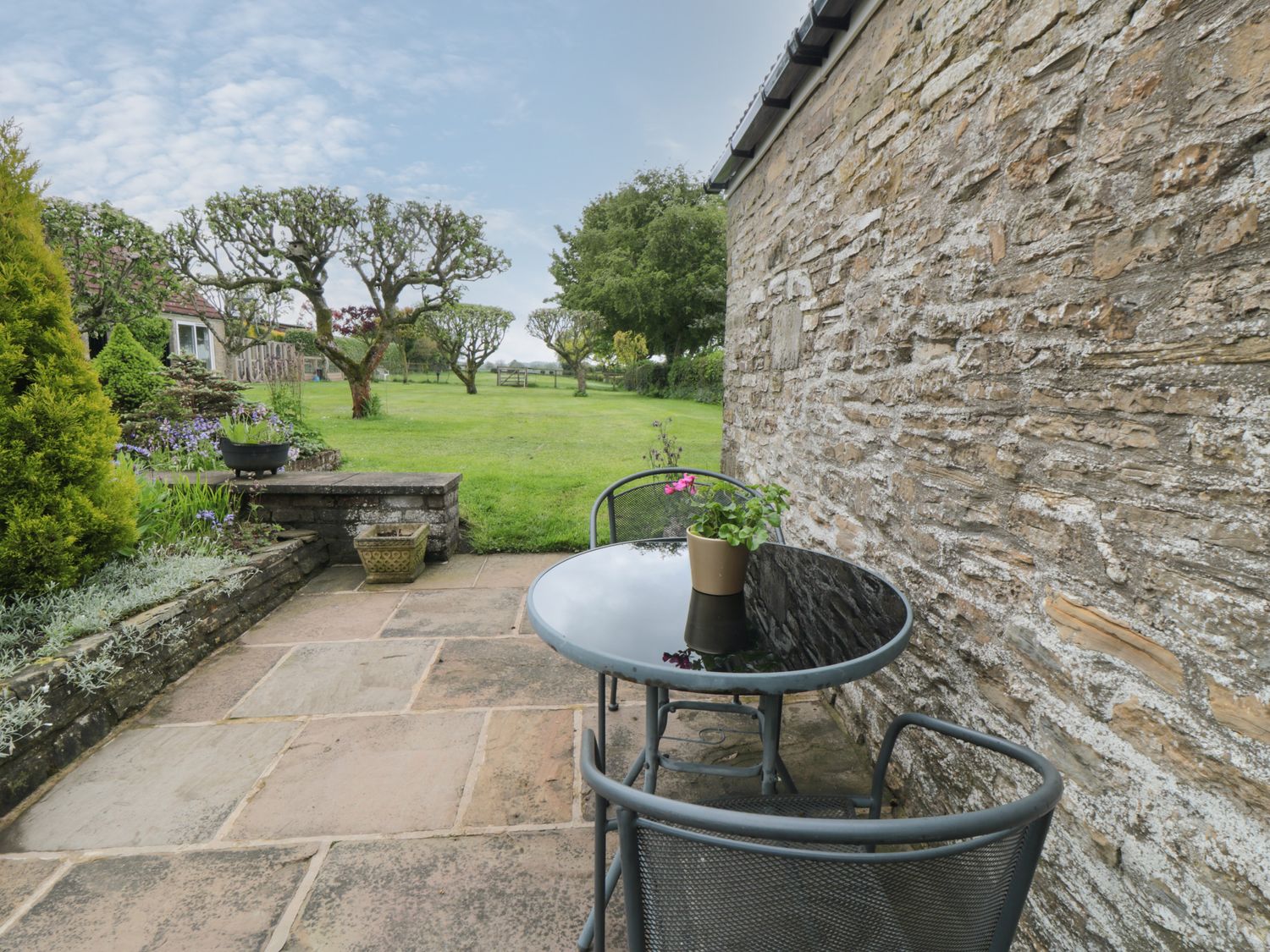 Patio area Cartwheel Cottage Yearsley ( Ref 1022390 ) Rent Yearsley Holiday cottage near Hovingham for 2 guests