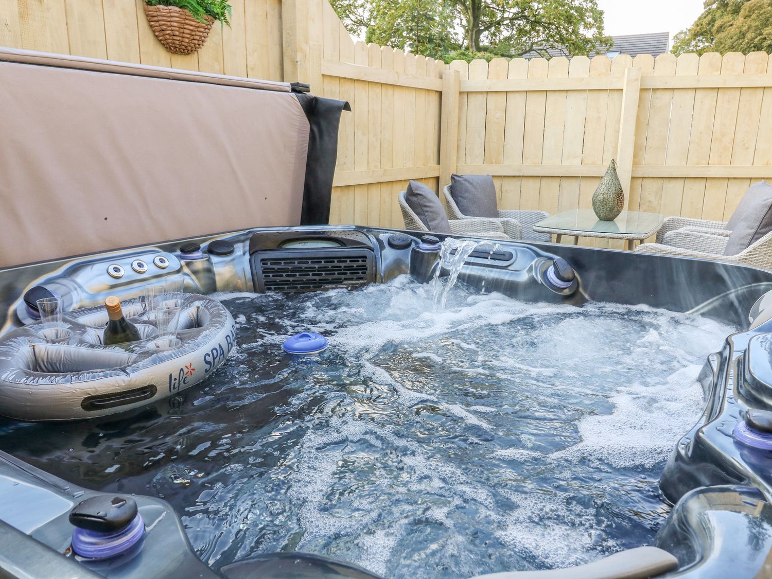 Hot tub Lock View Gargrave ( Ref 1025298 ) Rent holiday home near Skipton North Yorkshire