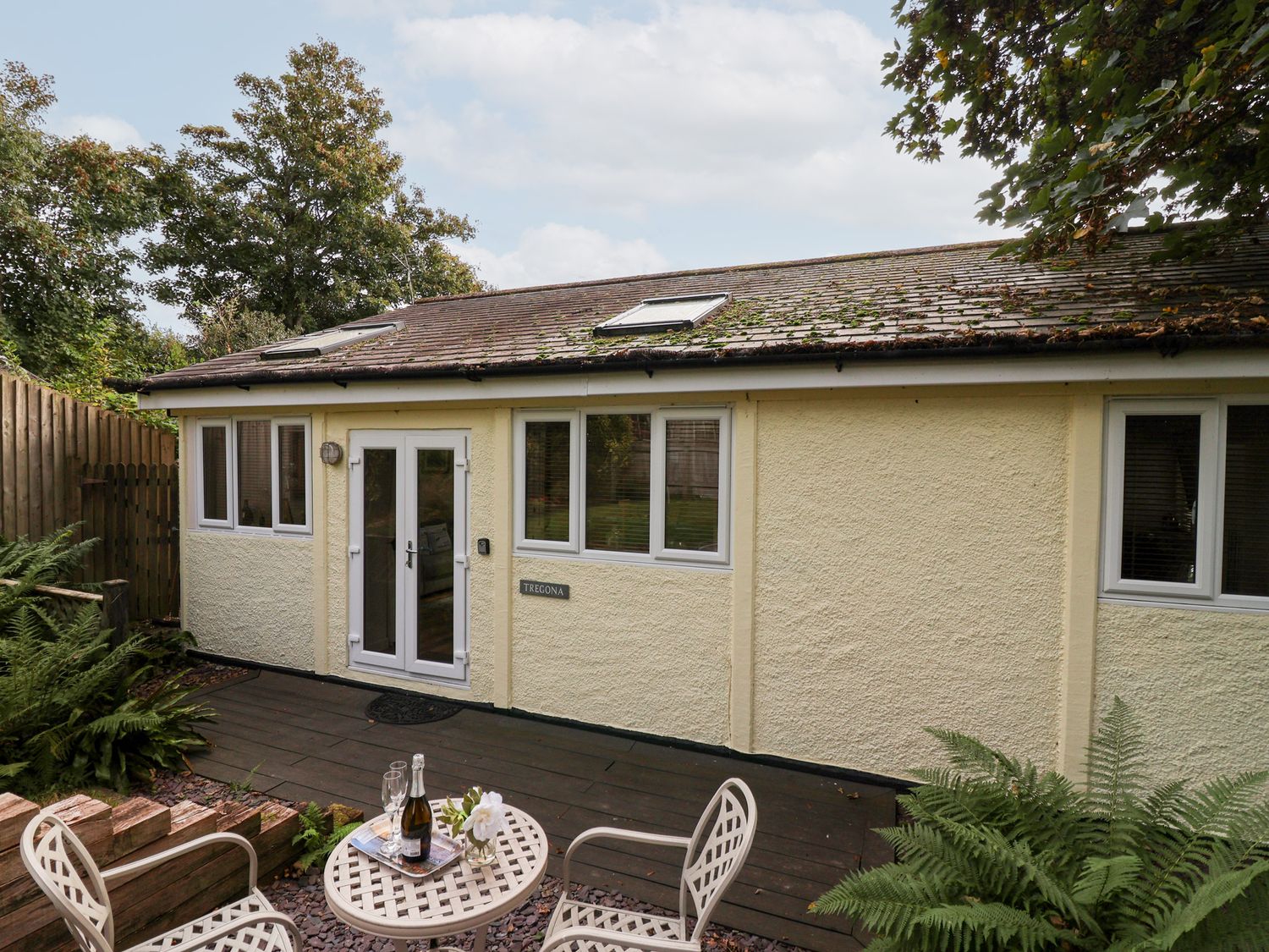 An outdoor area with a table and chairs at Tregona Buckland Monachorum near Yelverton