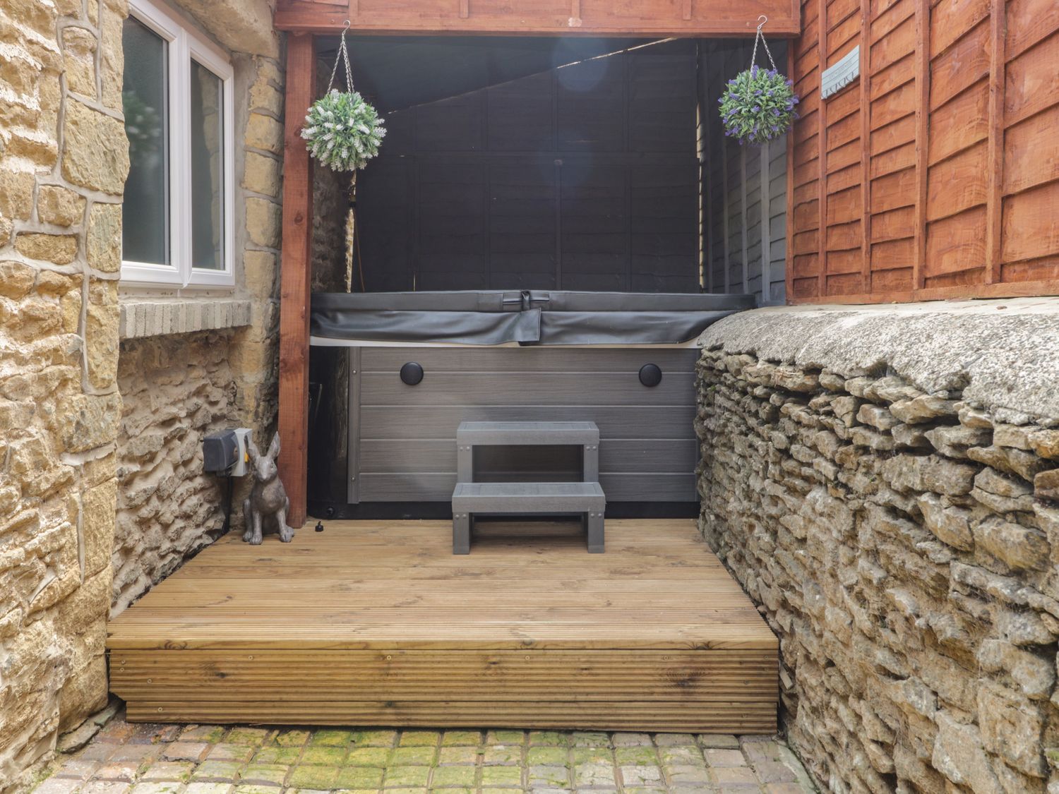 Hot tub Crabtree Cottage Suffield ( Ref 1034719 ) Holiday cottage accommodation in Suffield near Scarborough