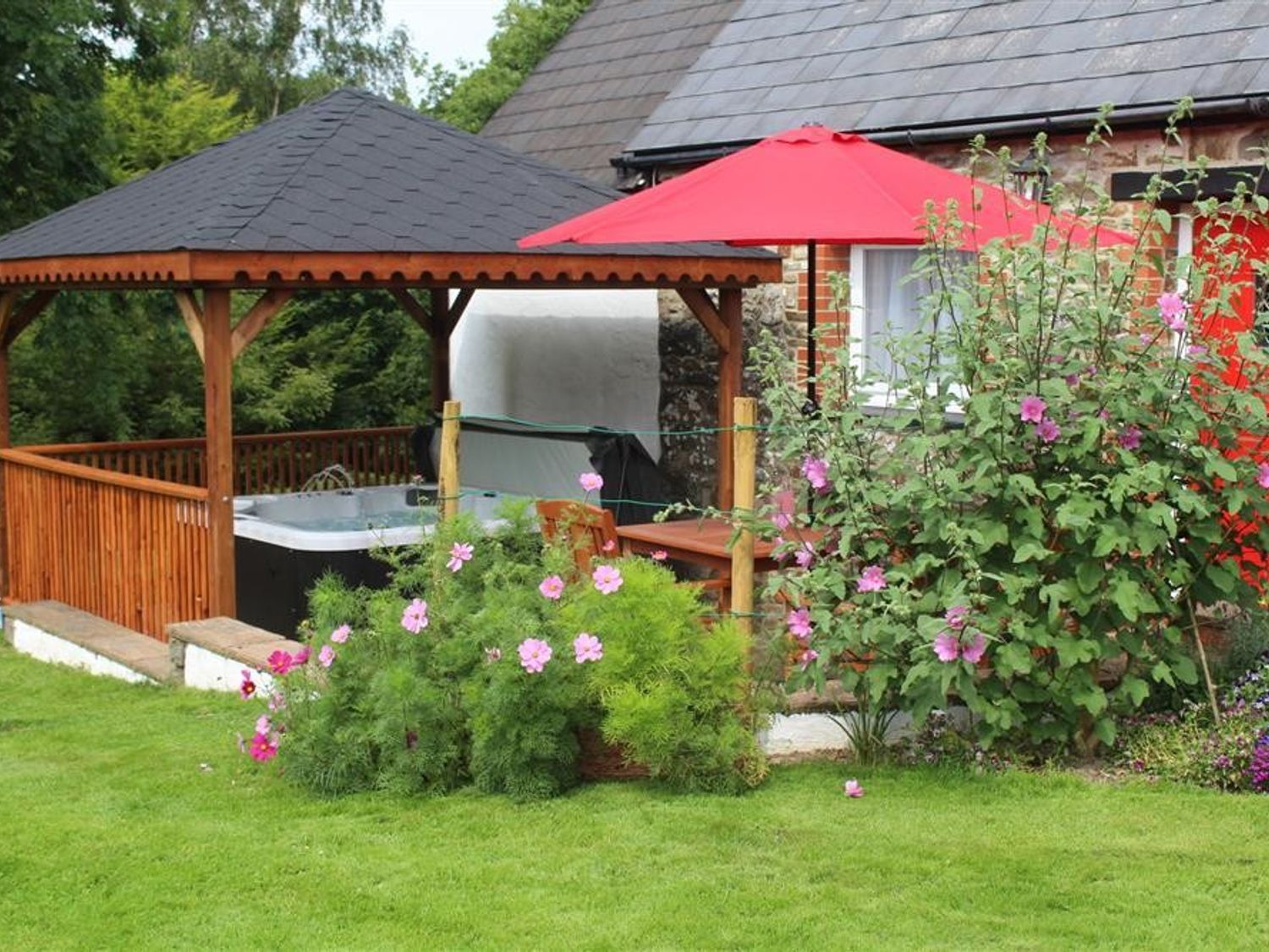 Pond Cottage                     photo 2
