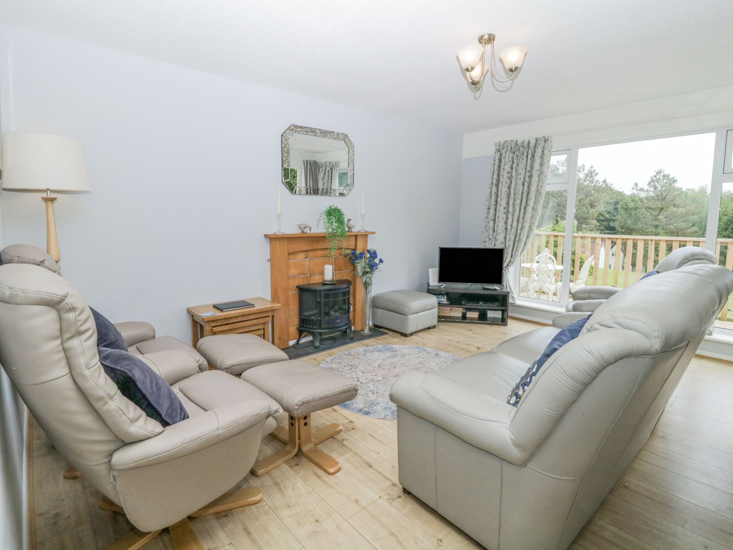 9 Manorcombe Bungalows                     photo 2