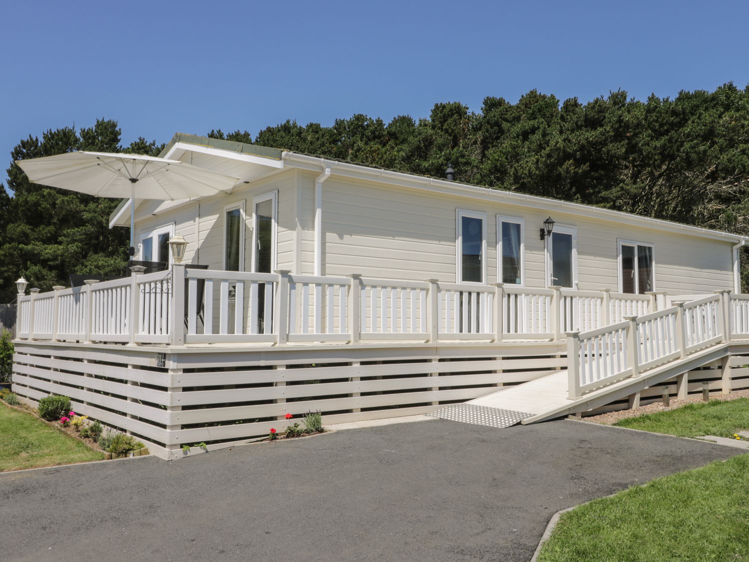 Jonstone Pines at Cayton Bay Holiday Park ( Ref 1049947 ) Holiday lodge near Scarborough sleeps 8 guests
