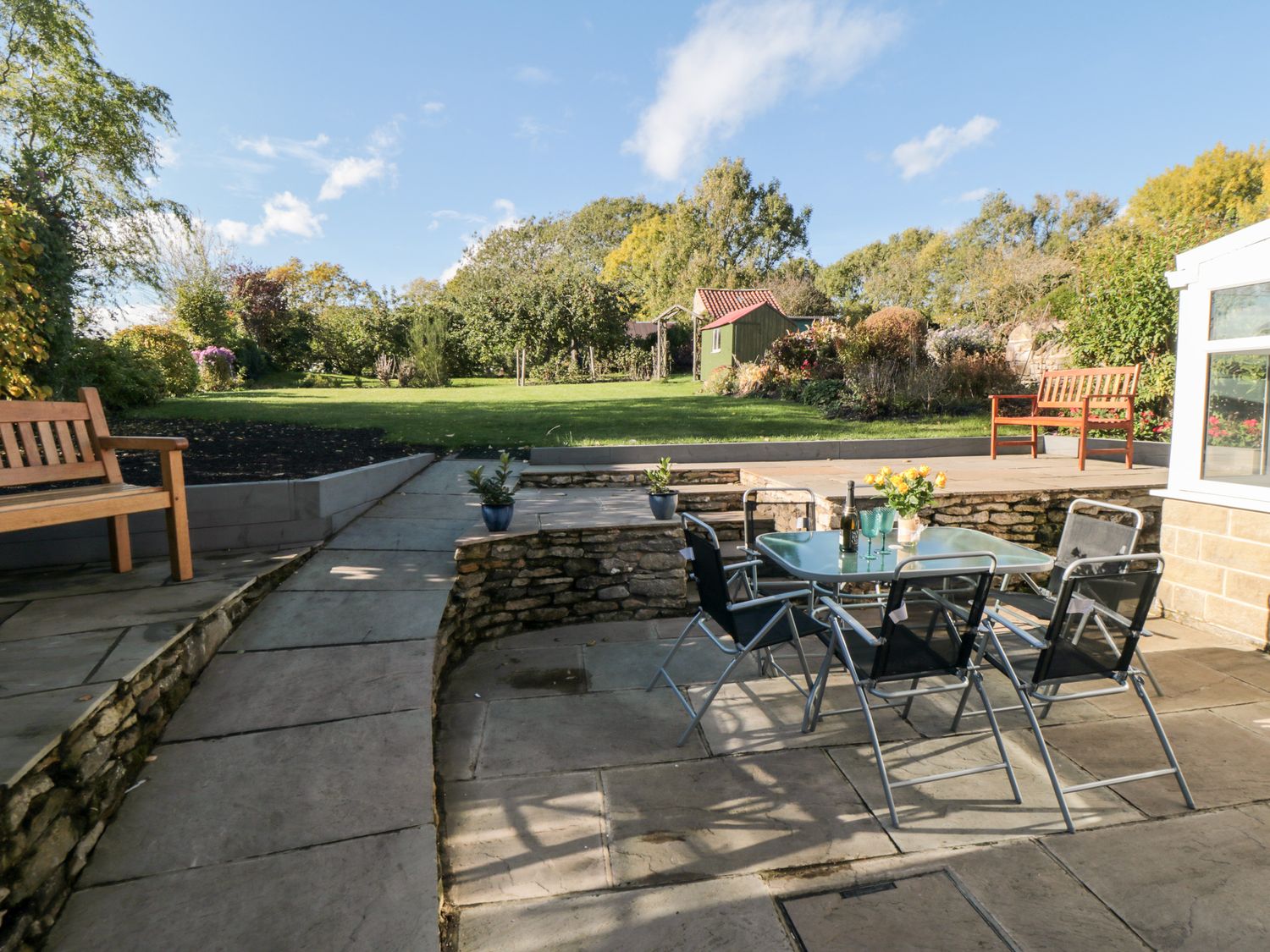 Garden Appletree Cottage Ebberston ( Ref 1052393 ) Book Ebberston holiday cottage for 4 people