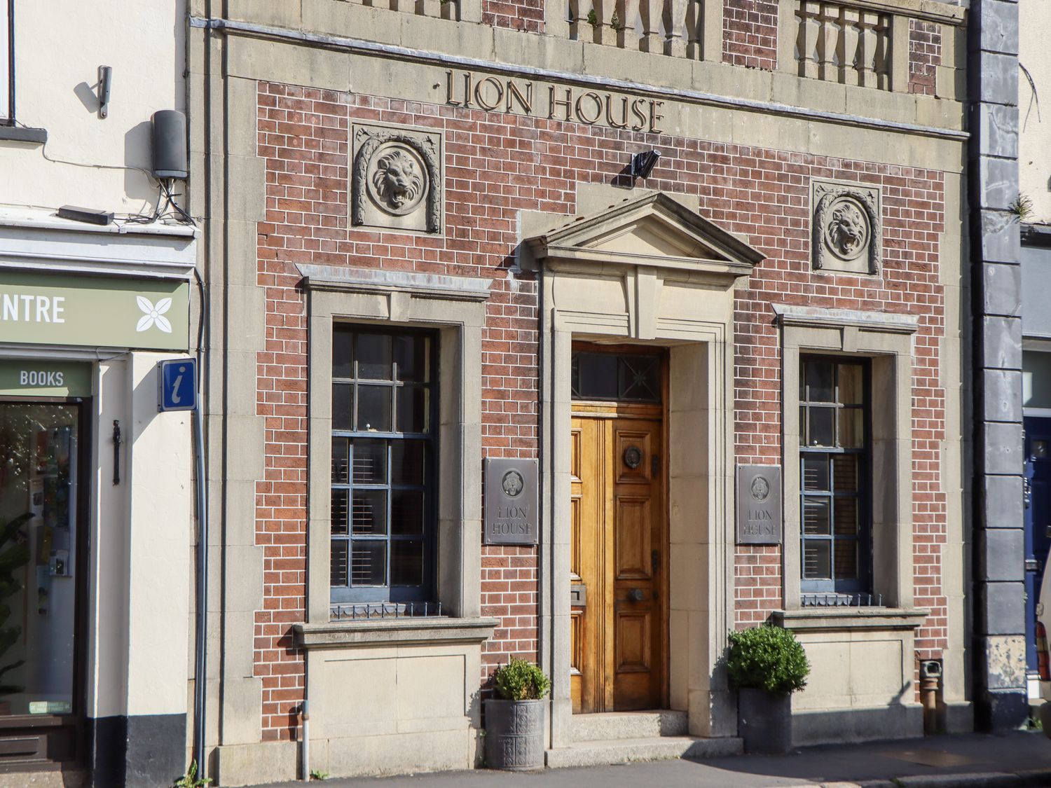 A building facade with a wooden door and windows at Lion House in Moretonhampstead