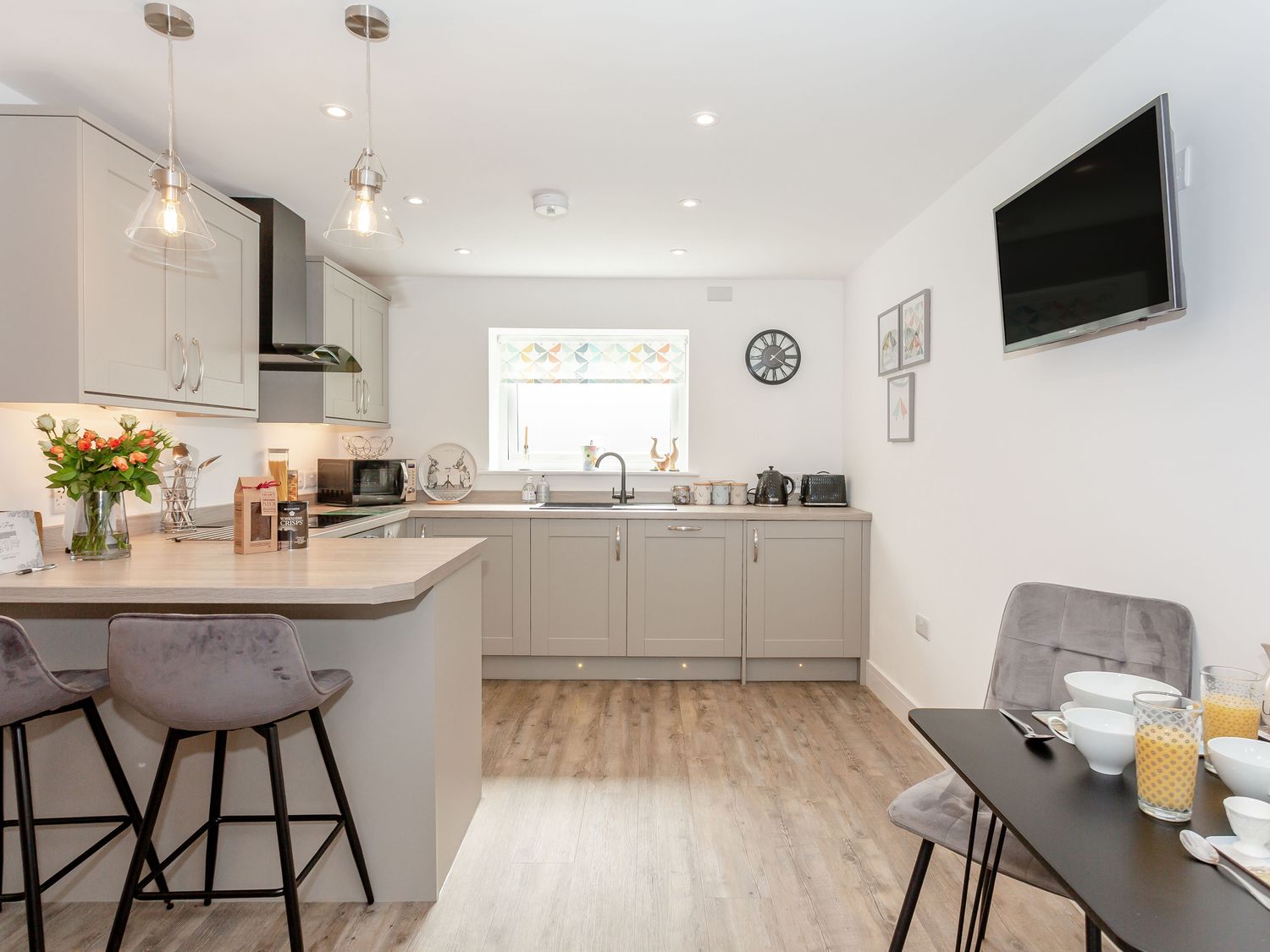 Book Eames Cottage Cowling ( Ref 1054666 ) Rent holiday home near Cowling North Yorkshire