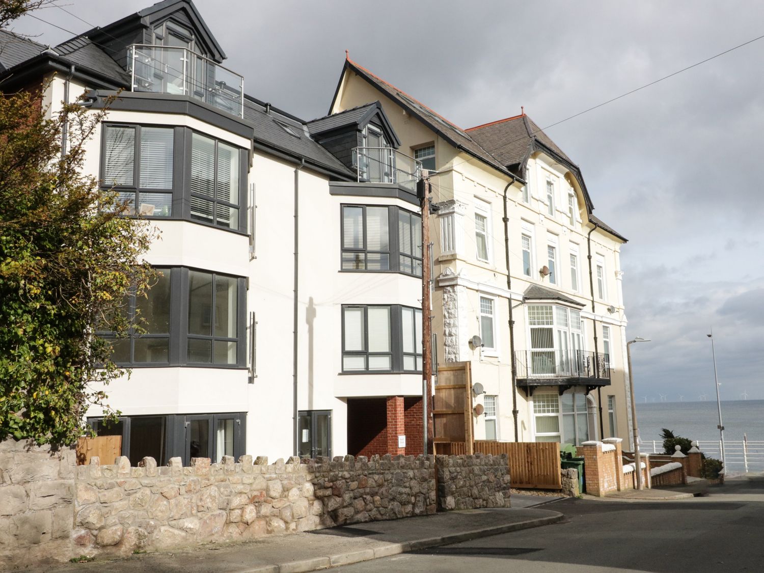 Beach House Colwyn Bay Rhôsonsea Self Catering Holiday Cottage