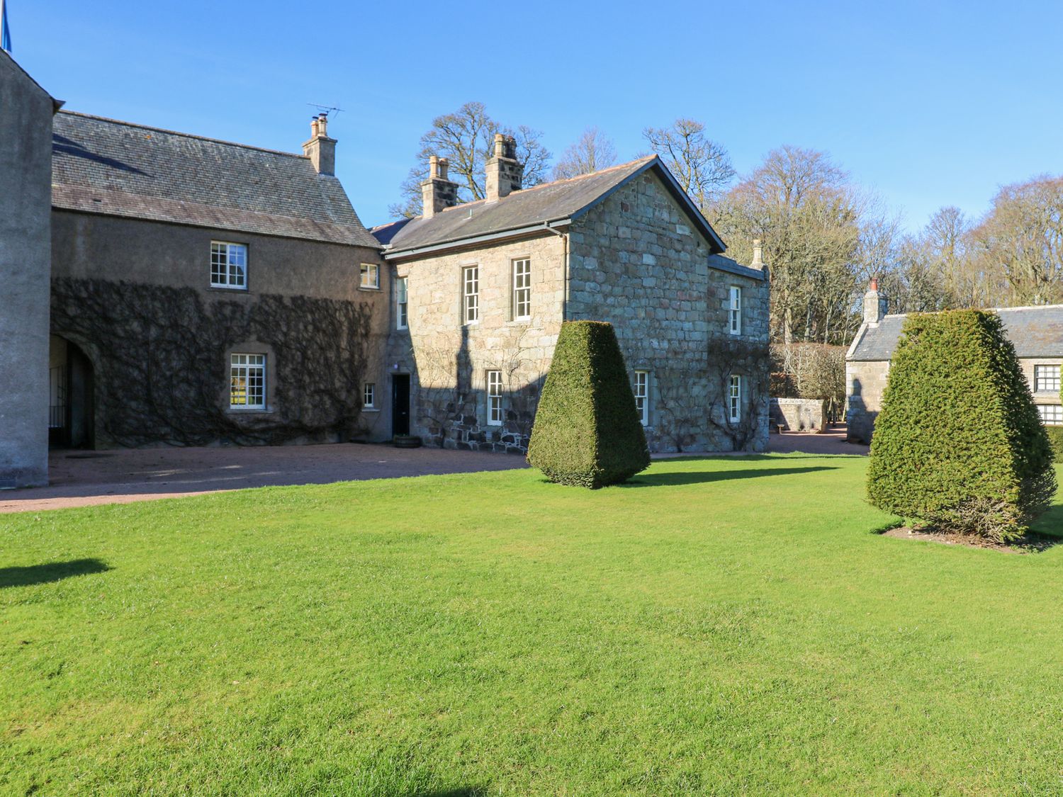 North Wing - Pitmedden Gardens - Scottish Lowlands - 1060679 - photo 1