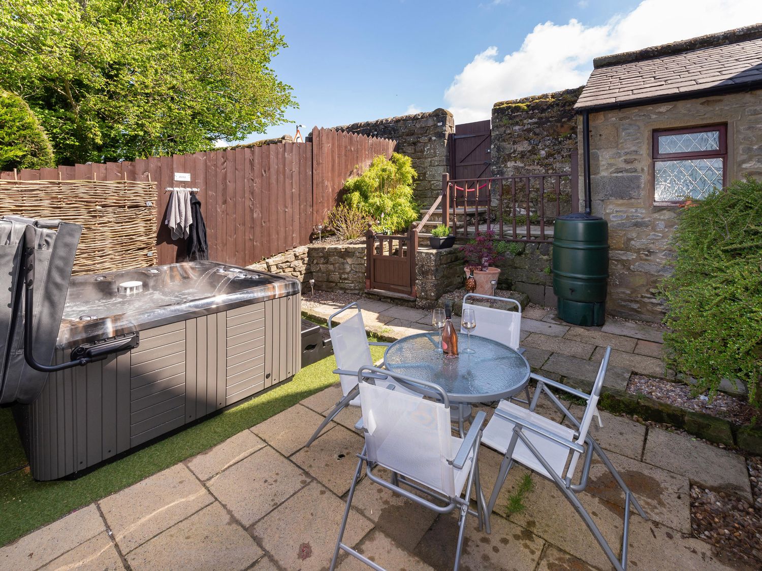 Ramblers Retreat Settle ( Ref 1063853 ) Book Settle holiday accommodation sleeps 4
