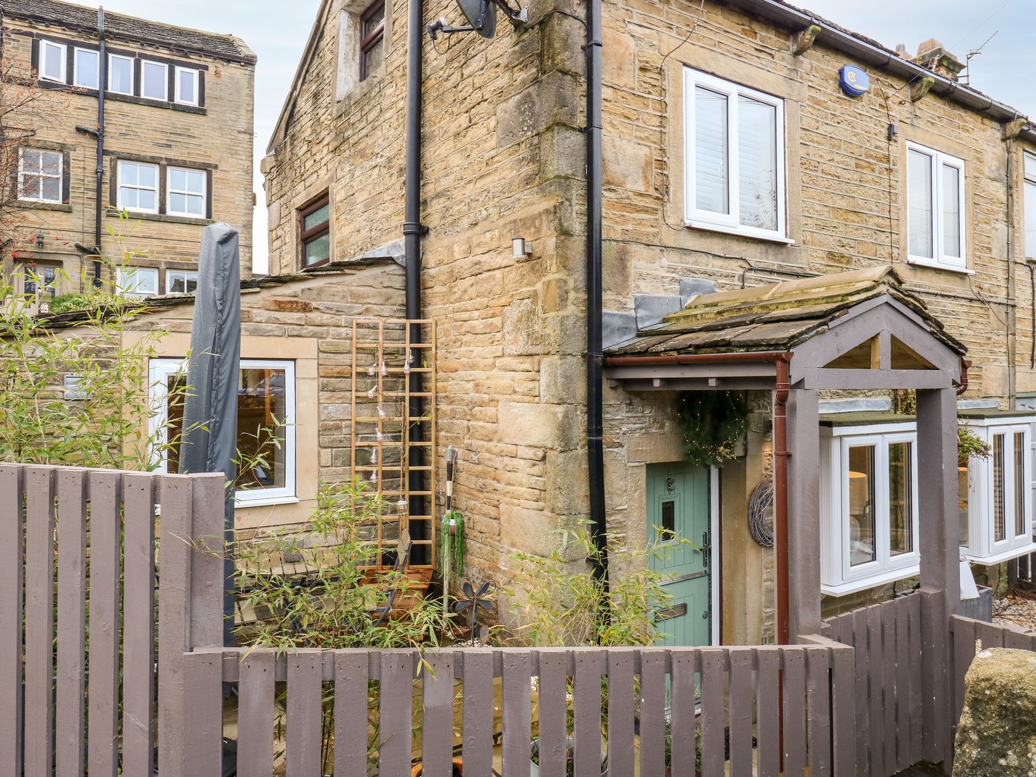 Cinders Cottage, Holmfirth Holiday Cottage Bird Spot