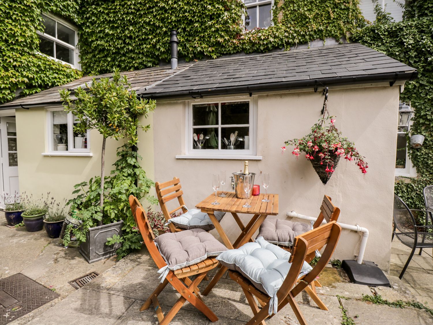 Corner Cottage                     photo 26