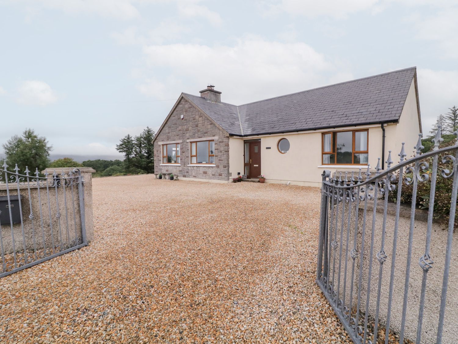A house with a gate and gravel driveway at Ard na Gréine, Glenties, County Donegal