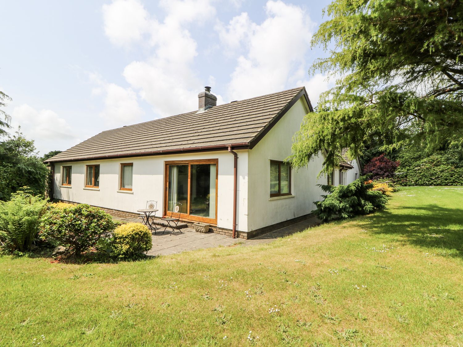 A house with windows and a front door in an outdoor area at Kala in Spittal near Haverfordwest