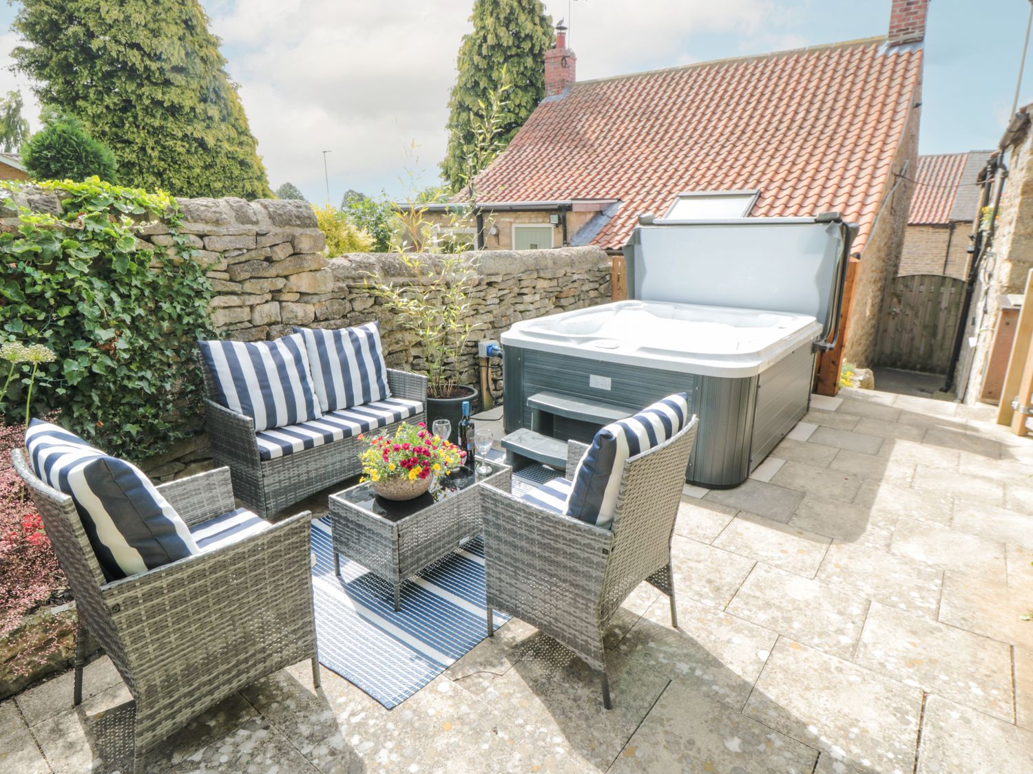 Outdoor hot tub The Hideaway ( Ref 1075934 ) Snainton holiday cottage North Yorkshire