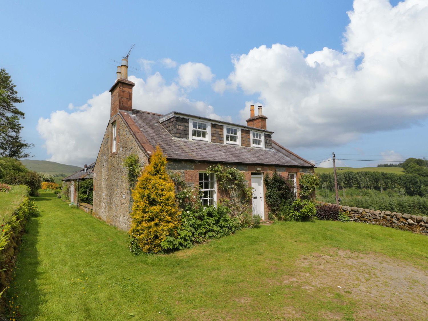 A cottage with garden and pathway at Townhead of Auchenbainzie near Thornhill