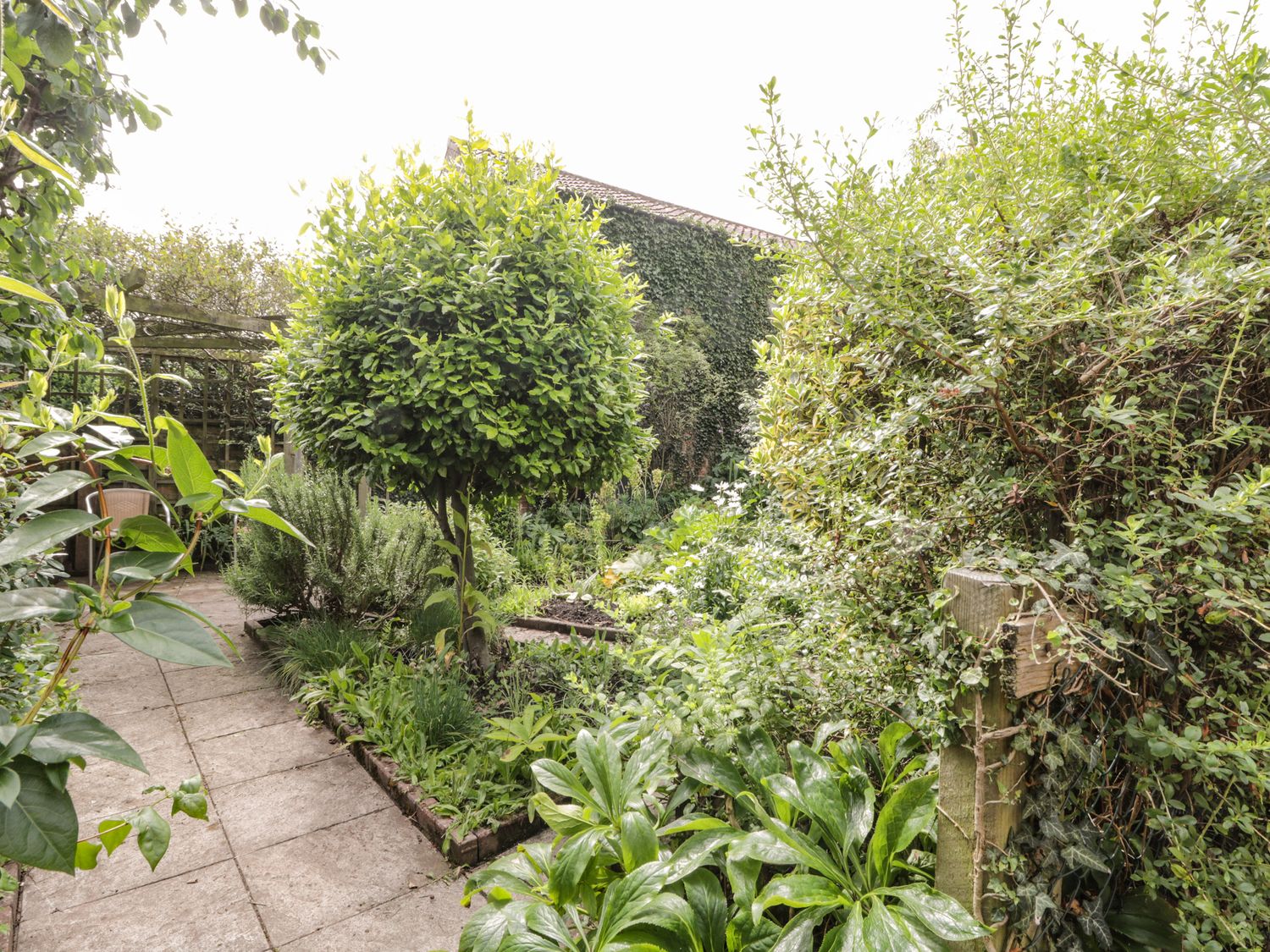 Garden Book Wrens Nest Sowerby ( Ref 1079970 ) Holiday cottage in Sowerby North Yorkshire for 4 people