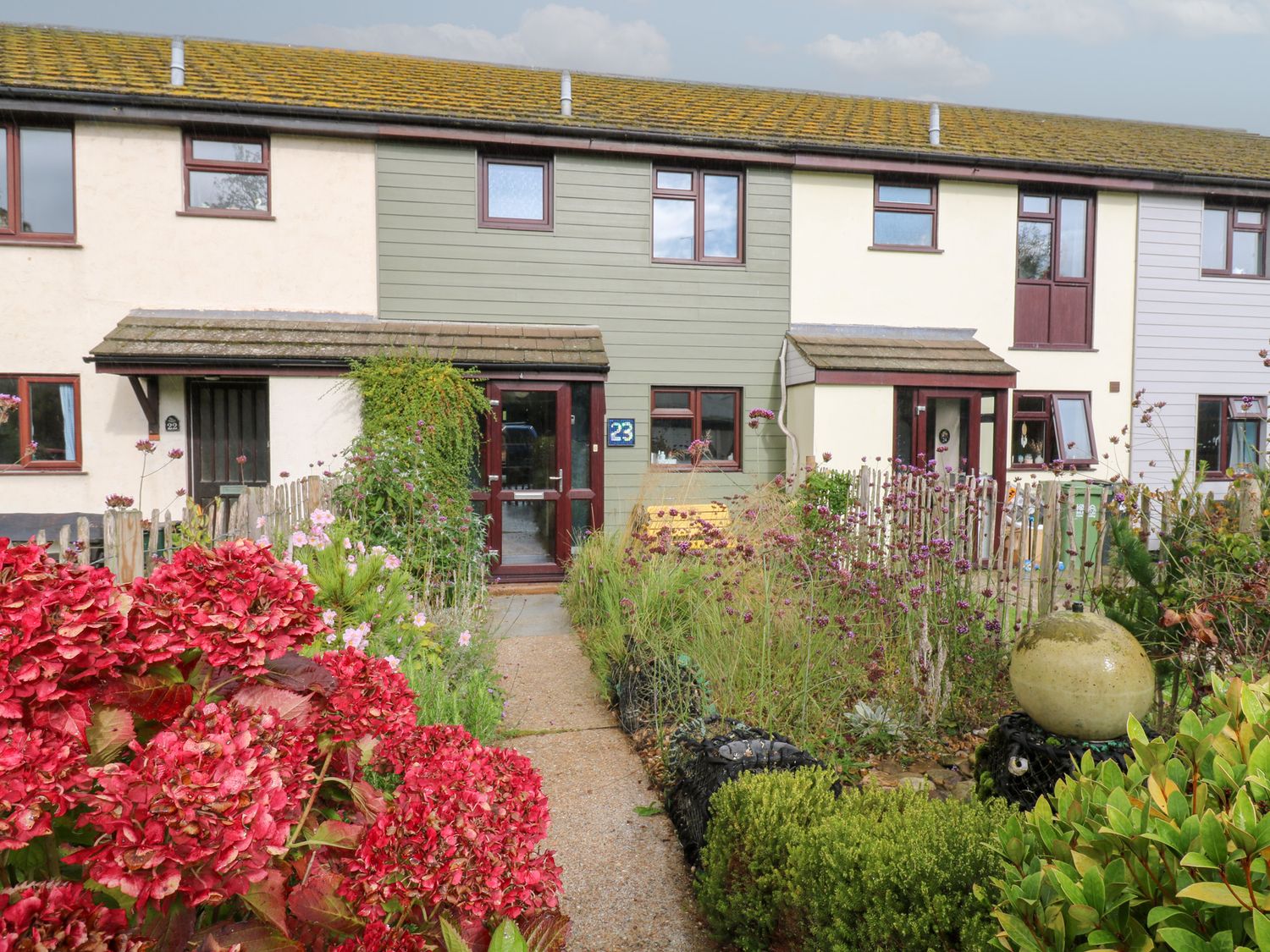 A house with a garden and number 23 at Coastguard Cottage in Rye