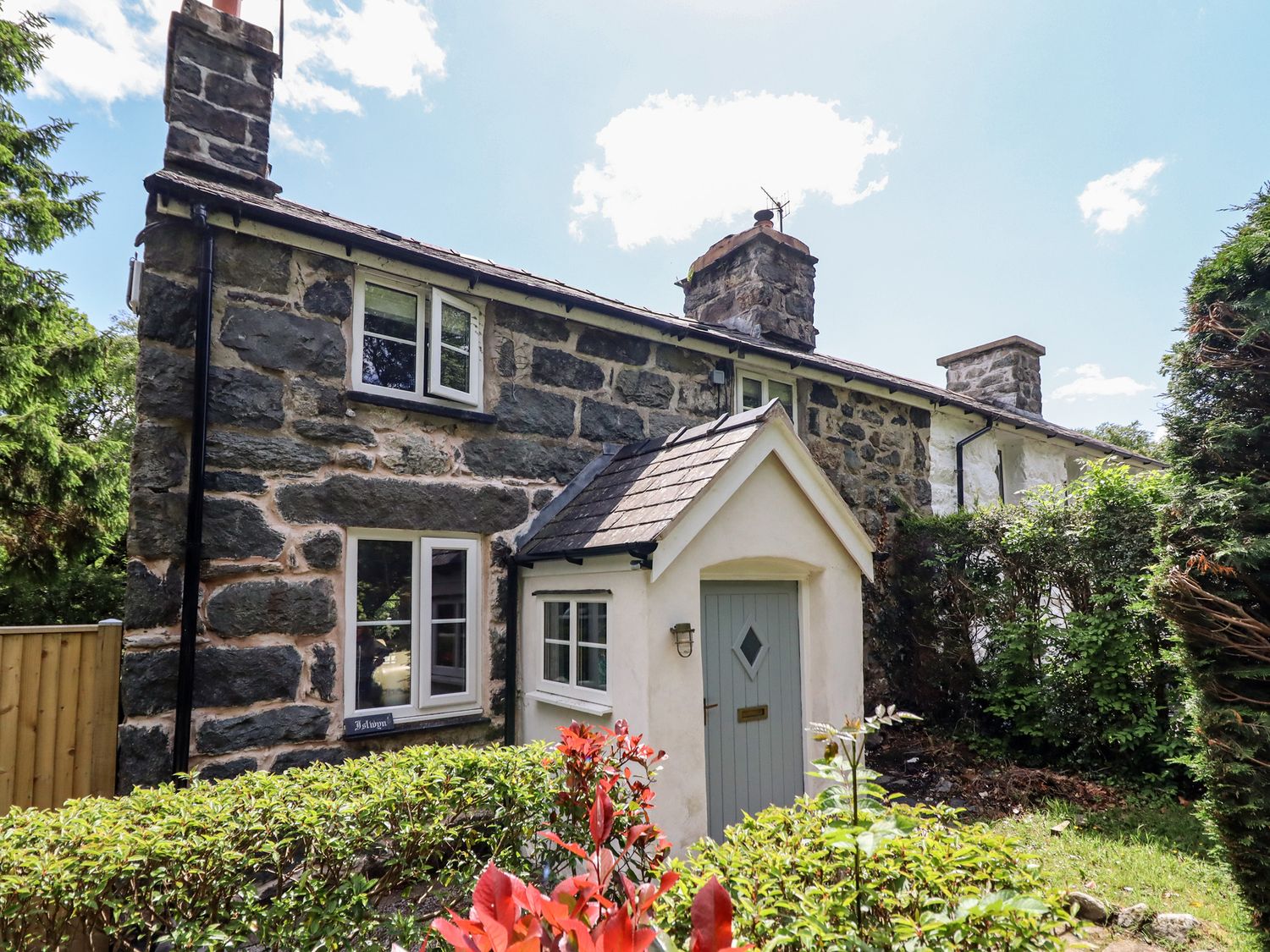 A stone house with a garden at Islwyn in Llanuwchllyn near Bala
