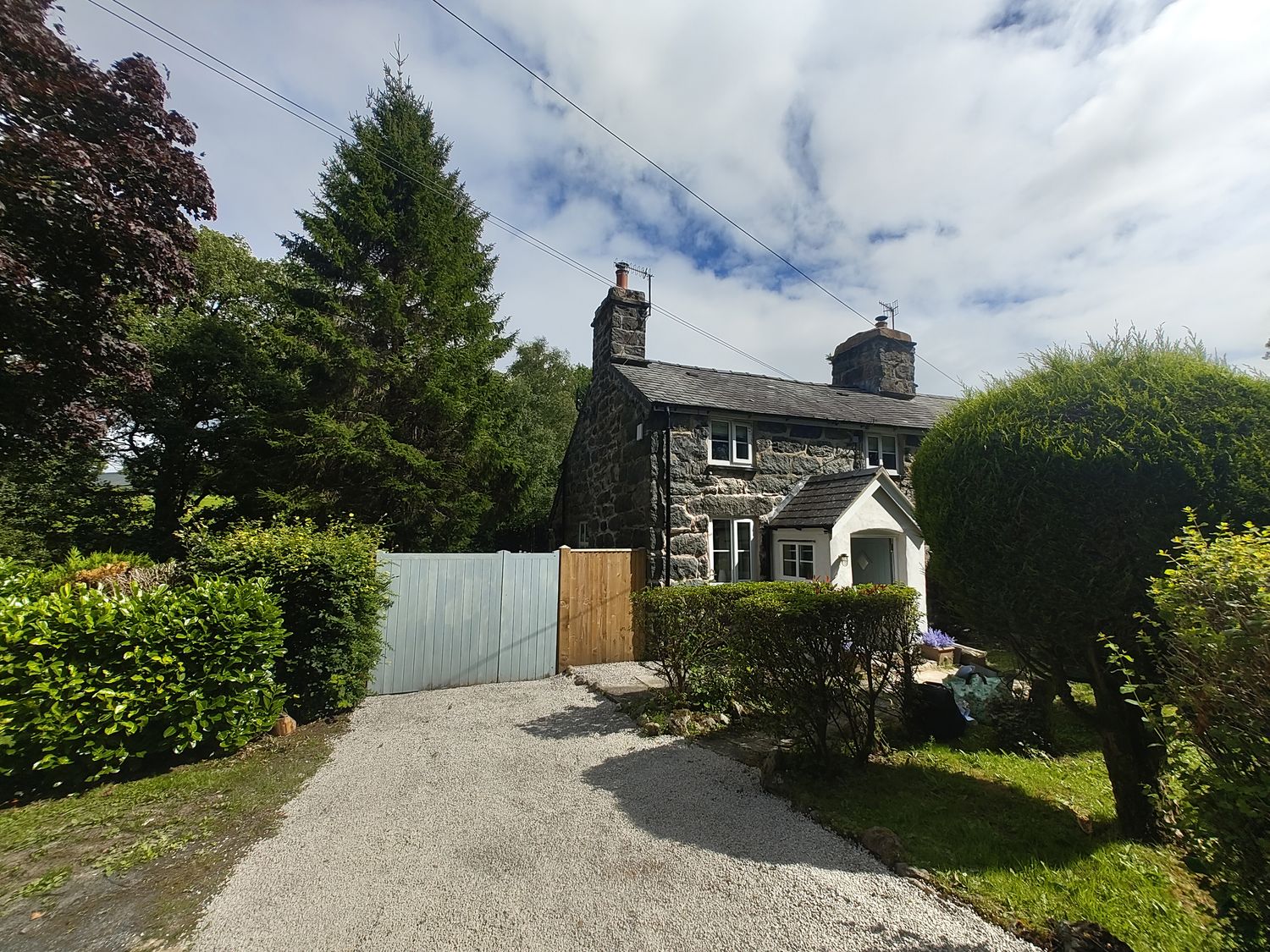 A house with a driveway and garden at Islwyn Llanuwchllyn near Bala