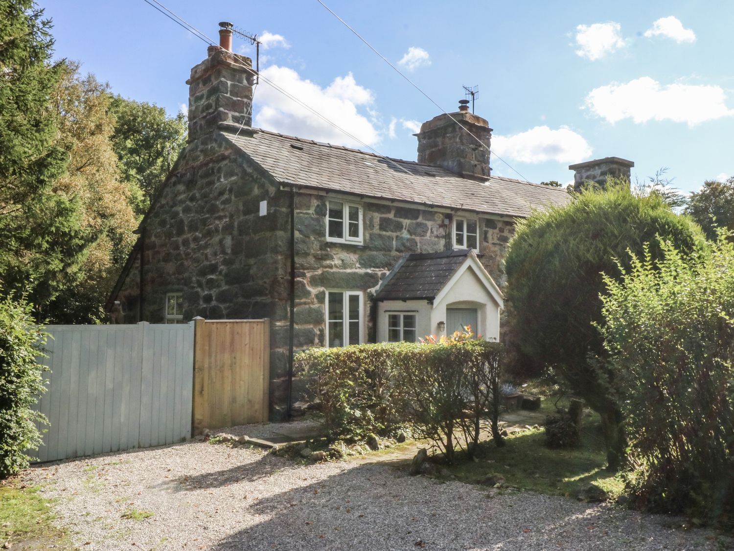 A house with a garden and gate at Islwyn near Bala