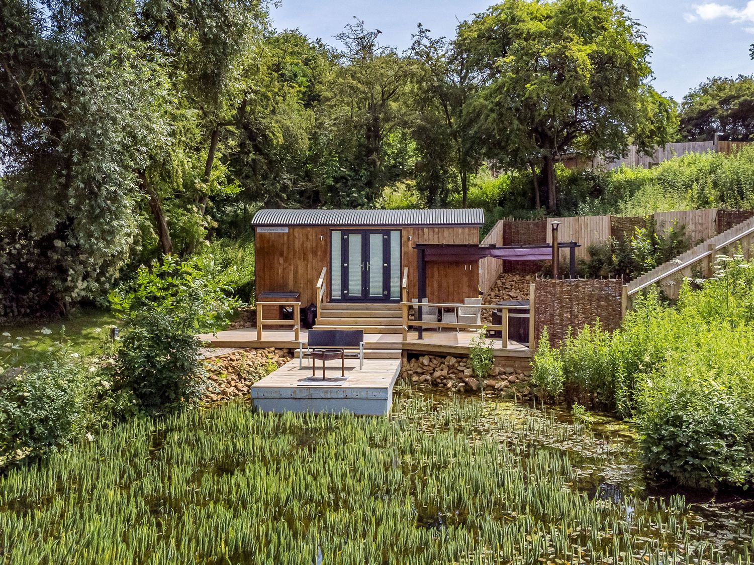The Shepherds Hut at Bridge Lake Farm & Fishery - Cotswolds - 1094449 - photo 1
