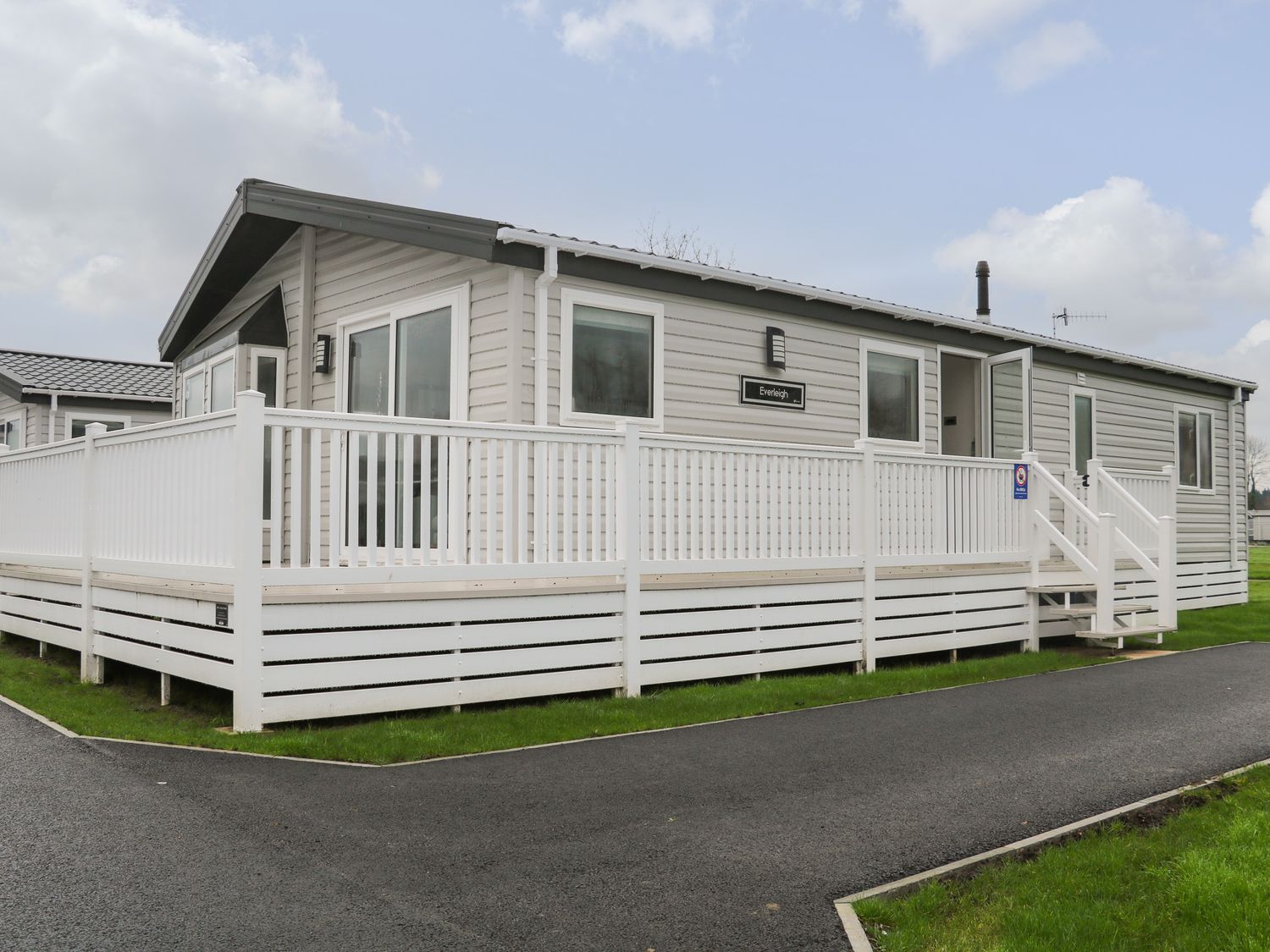 Lodge at Chichester Lakeside (2 Bed) - Kent & Sussex - 1094583 - photo 1