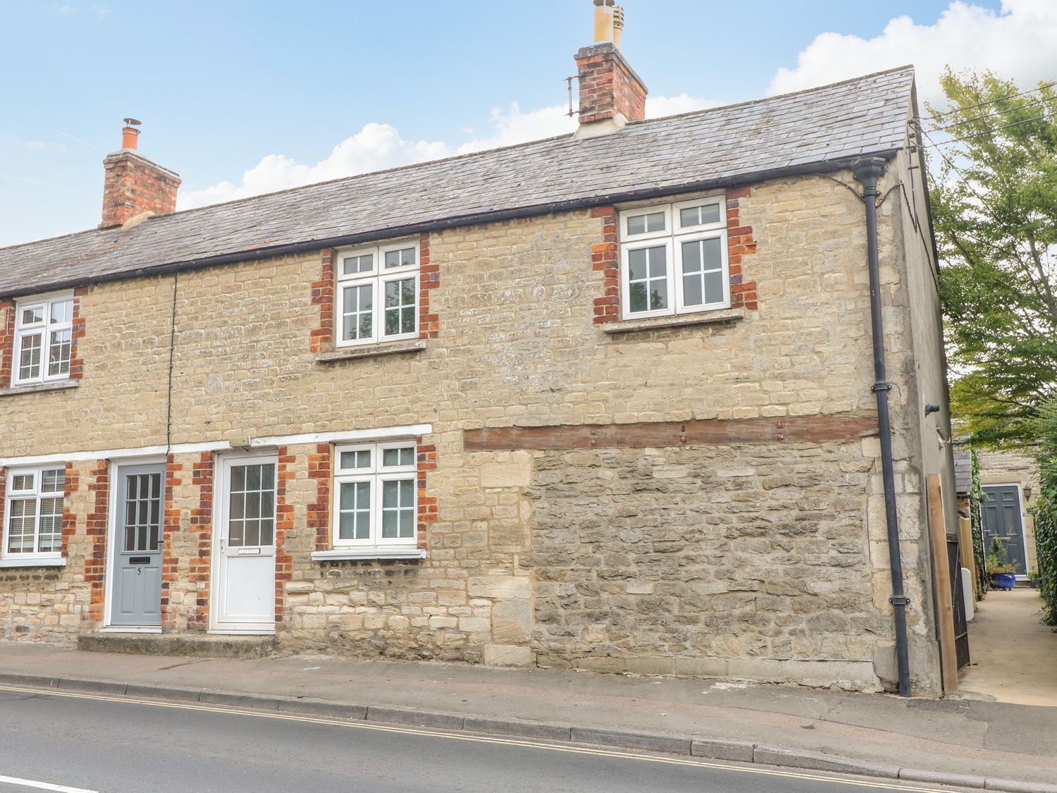 Holiday Cottages in Gloucestershire: Halfpenny Cottage, Lechlade | sykescottages.co.uk