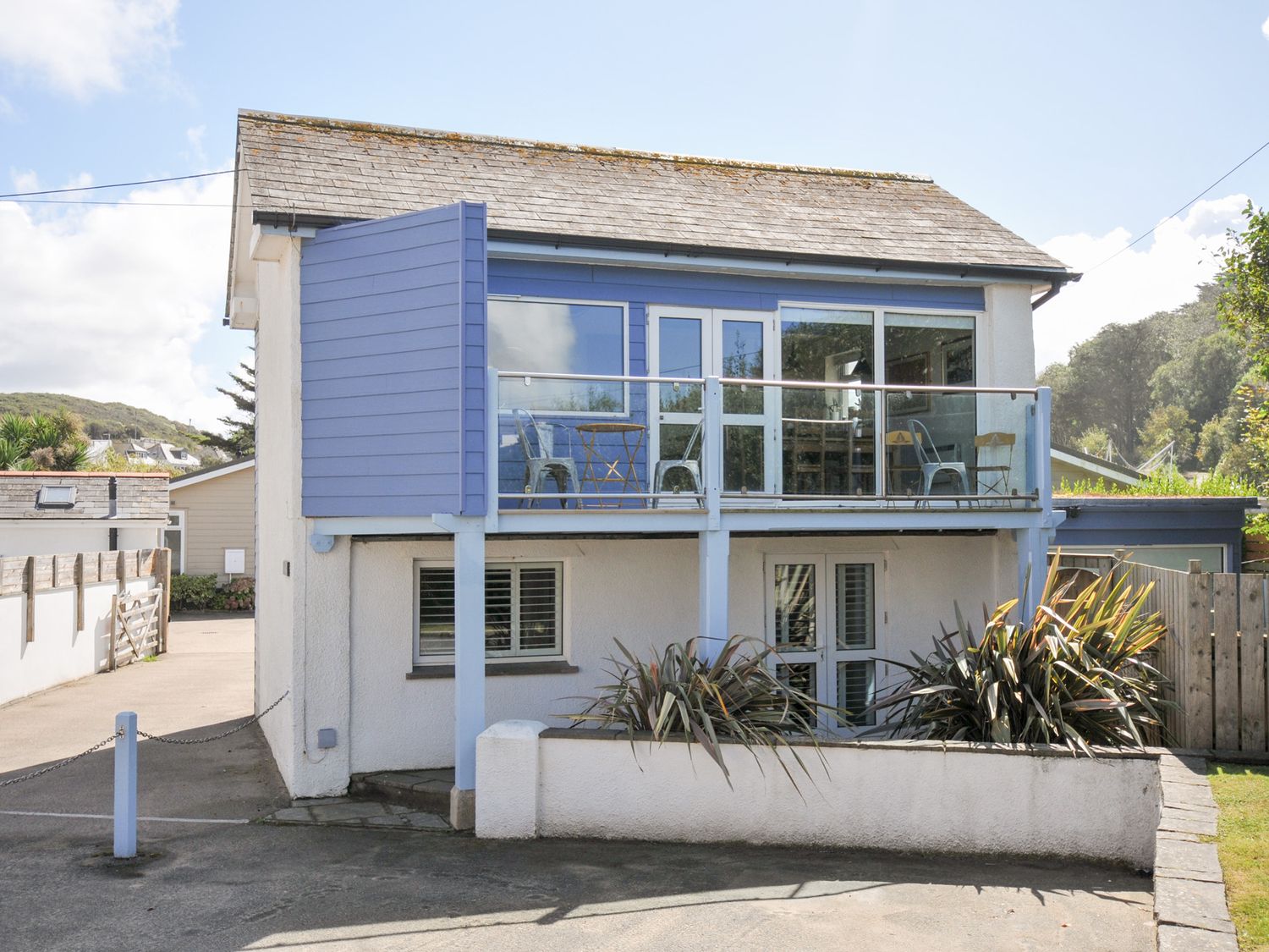 A house with a balcony and deck chairs at Beachside in Polzeath