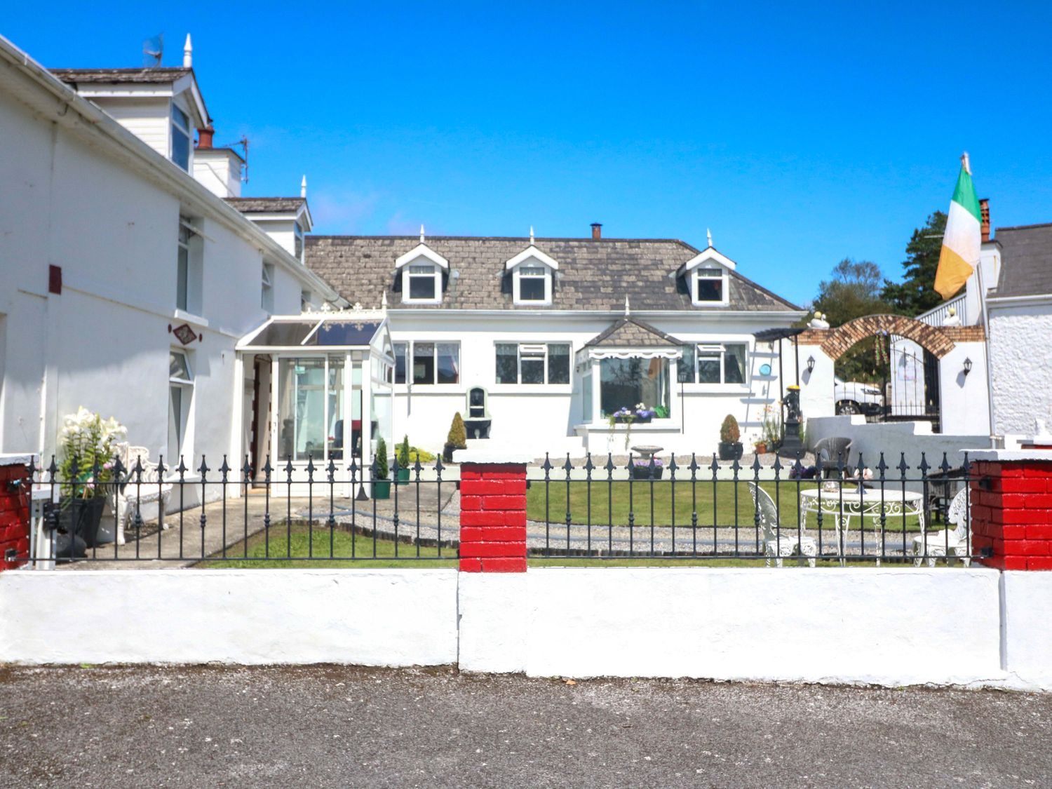 A house with a garden and fence at Waterfall House in Dunmanway, County Cork