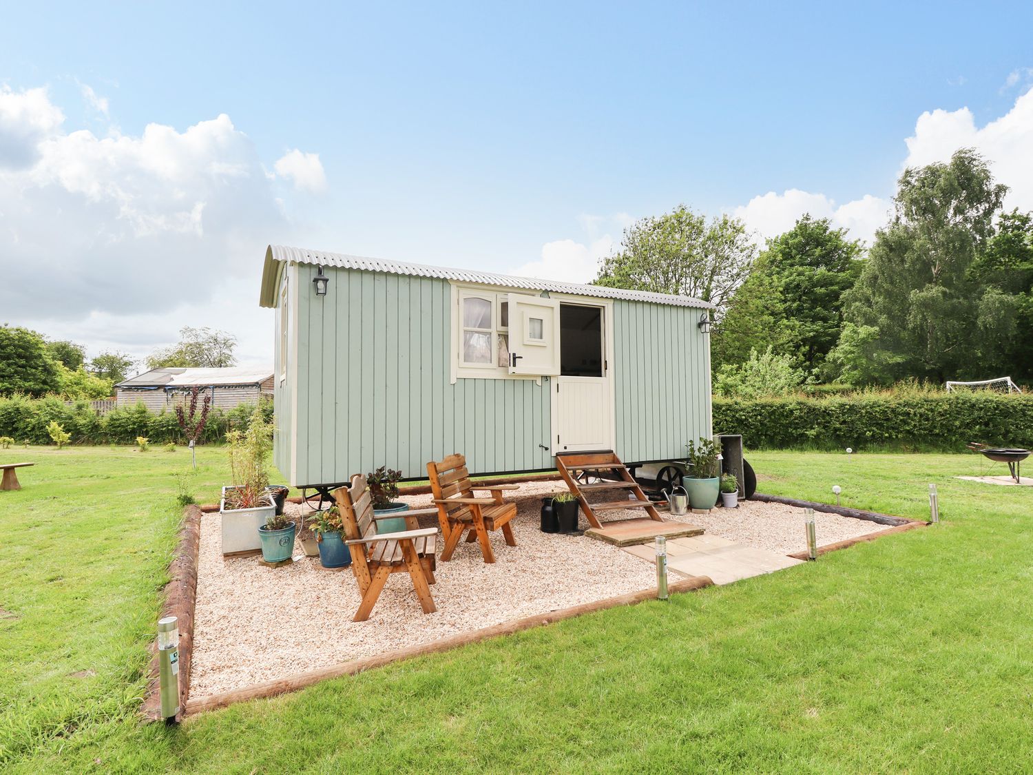 Honeybee Lodge, Woodhall Spa Holiday Cottage Bird Spot