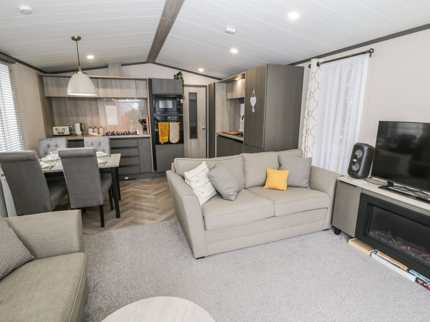 Sitting area 15 Finch Cayton Bay Holiday Park ( Ref 1113775 ) Cayton Bay Accommodation Rental near Scarborough North Yorkshire