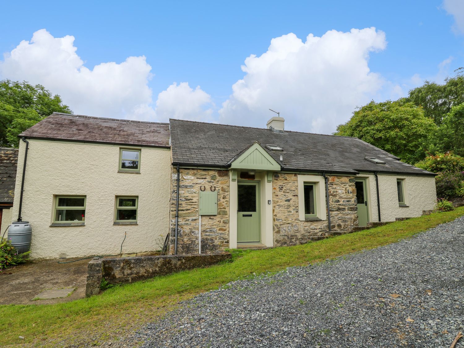 Cottage for seven near Aberfforest beach at Dinas