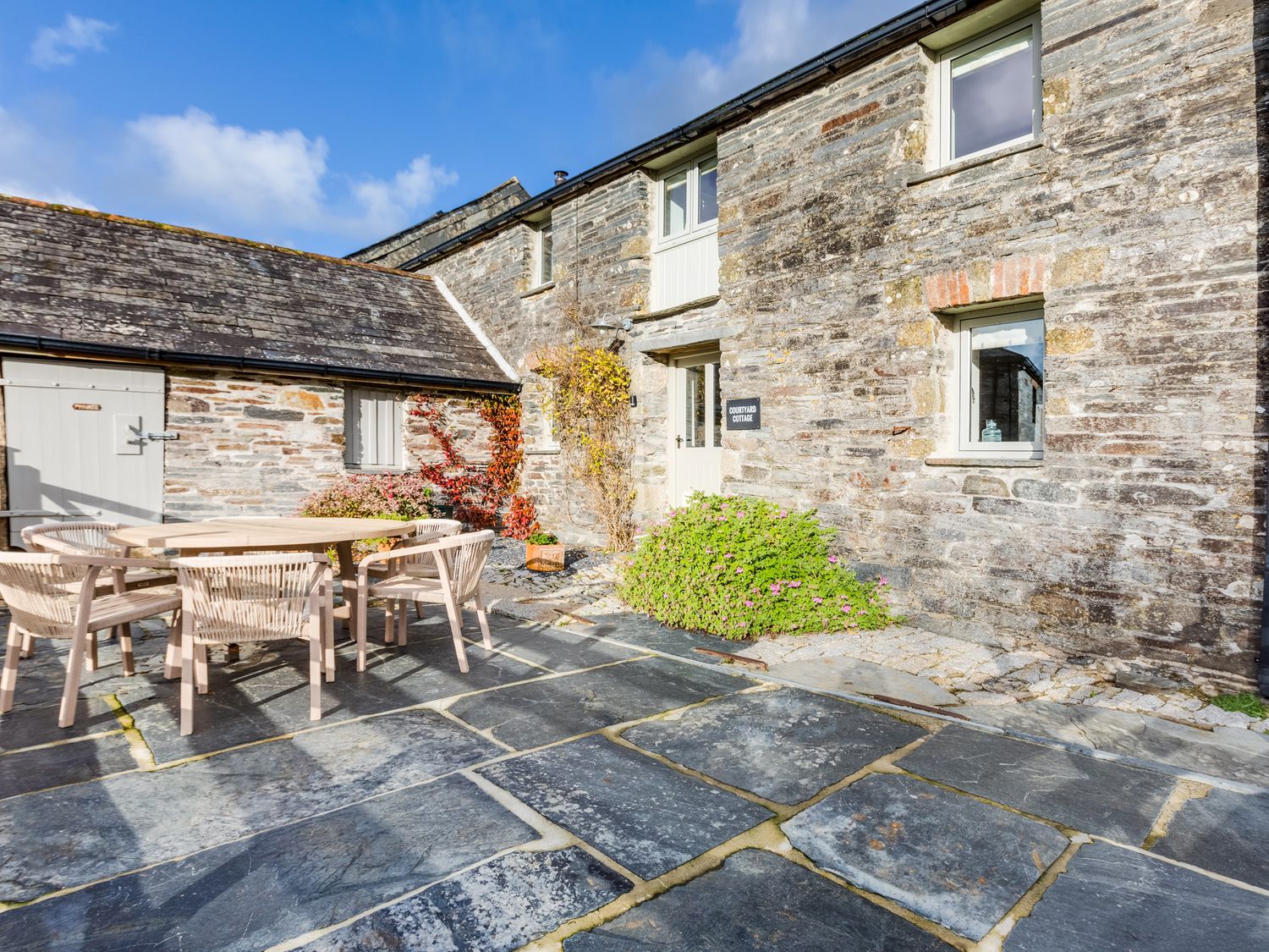 Courtyard Cottage - within the Helland Barton Farm collection - Cornwall - 1114293 - photo 1