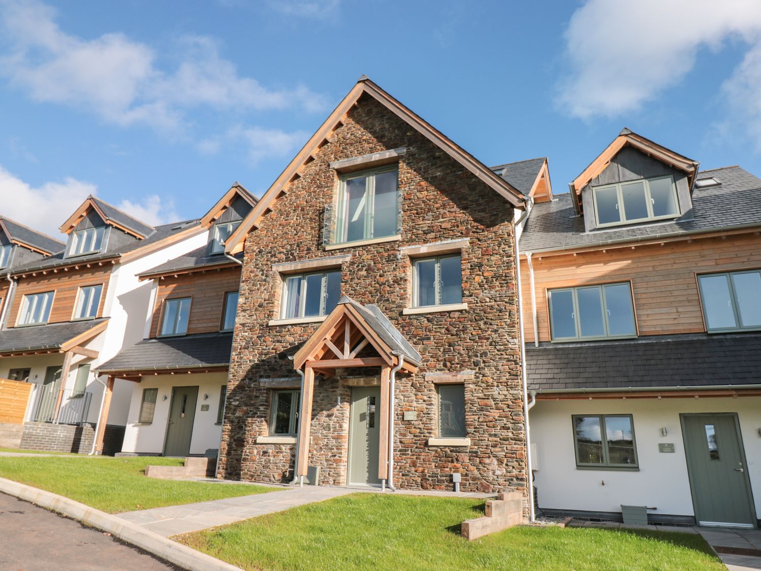 4 Court Terrace, Hillfield Village                     photo 2