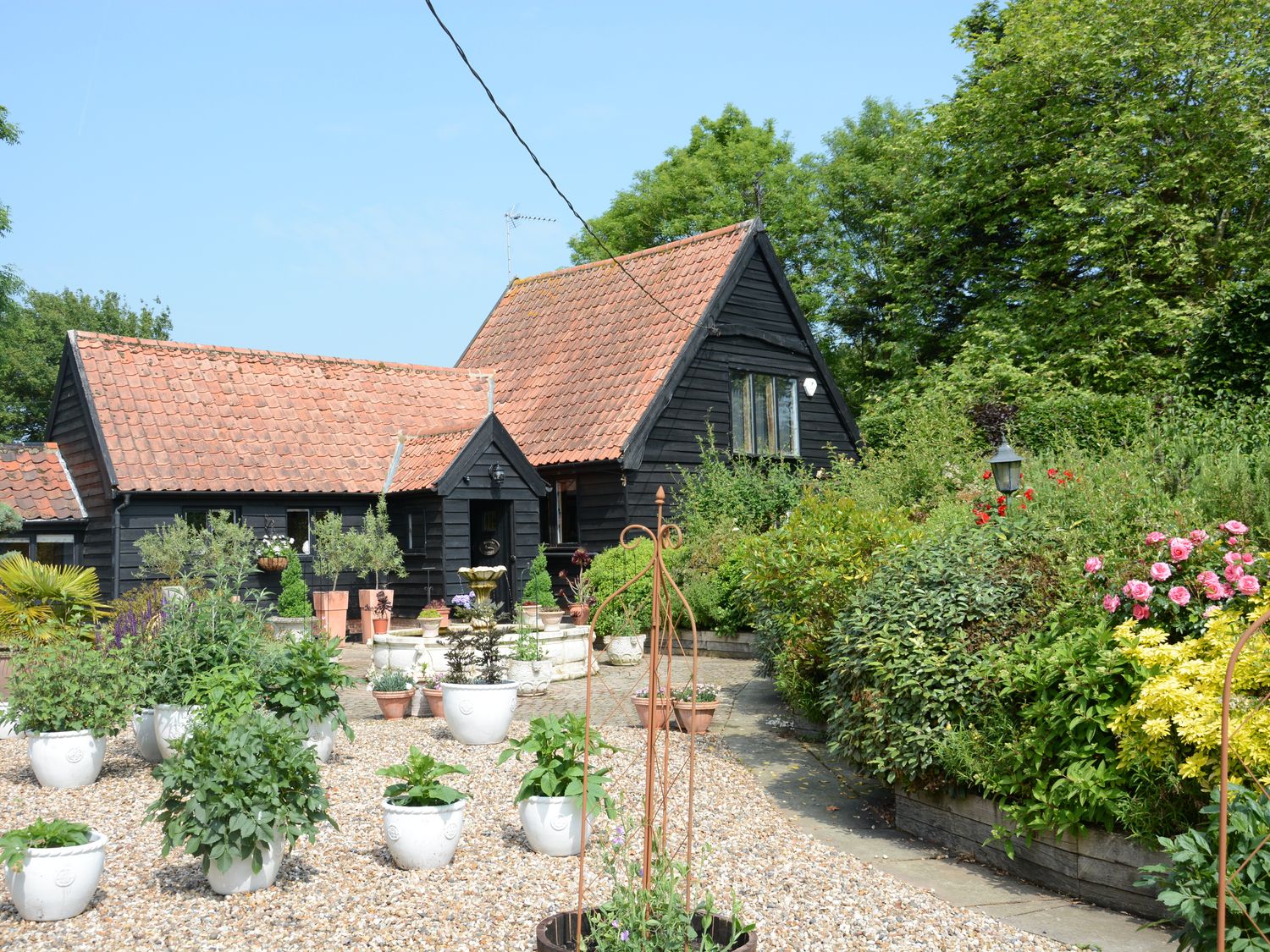 Wassicks Cottage, Haughley                     photo 2