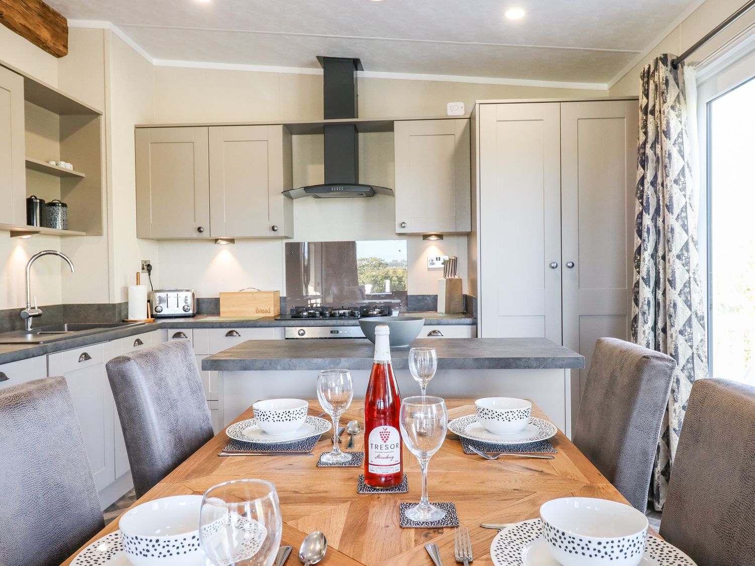 Cherry Lodge at Twelve Oaks Farm Holiday Lodges ( Ref 1120150 ) Self Catering Holiday Lodge Accommodation in Teigngrace Devon England