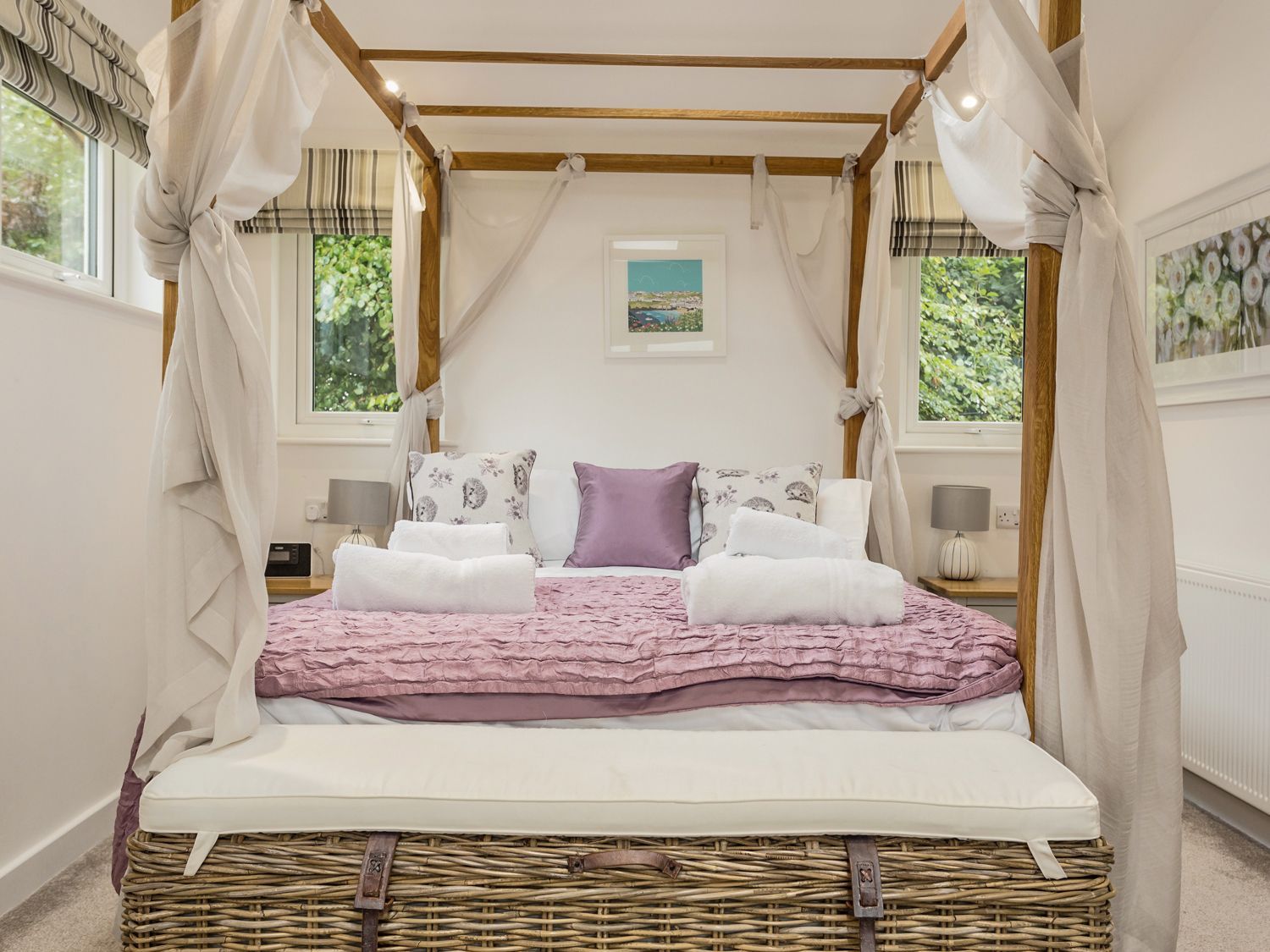 1 Horizon View Lodge bedroom with four-poster bed Southern Halt Holiday Lodges Dobwalls - 1 Horizon View Lodge ( Ref 1121193 ) sleeps 2 guests - Liskeard Holiday Park in Cornwall England