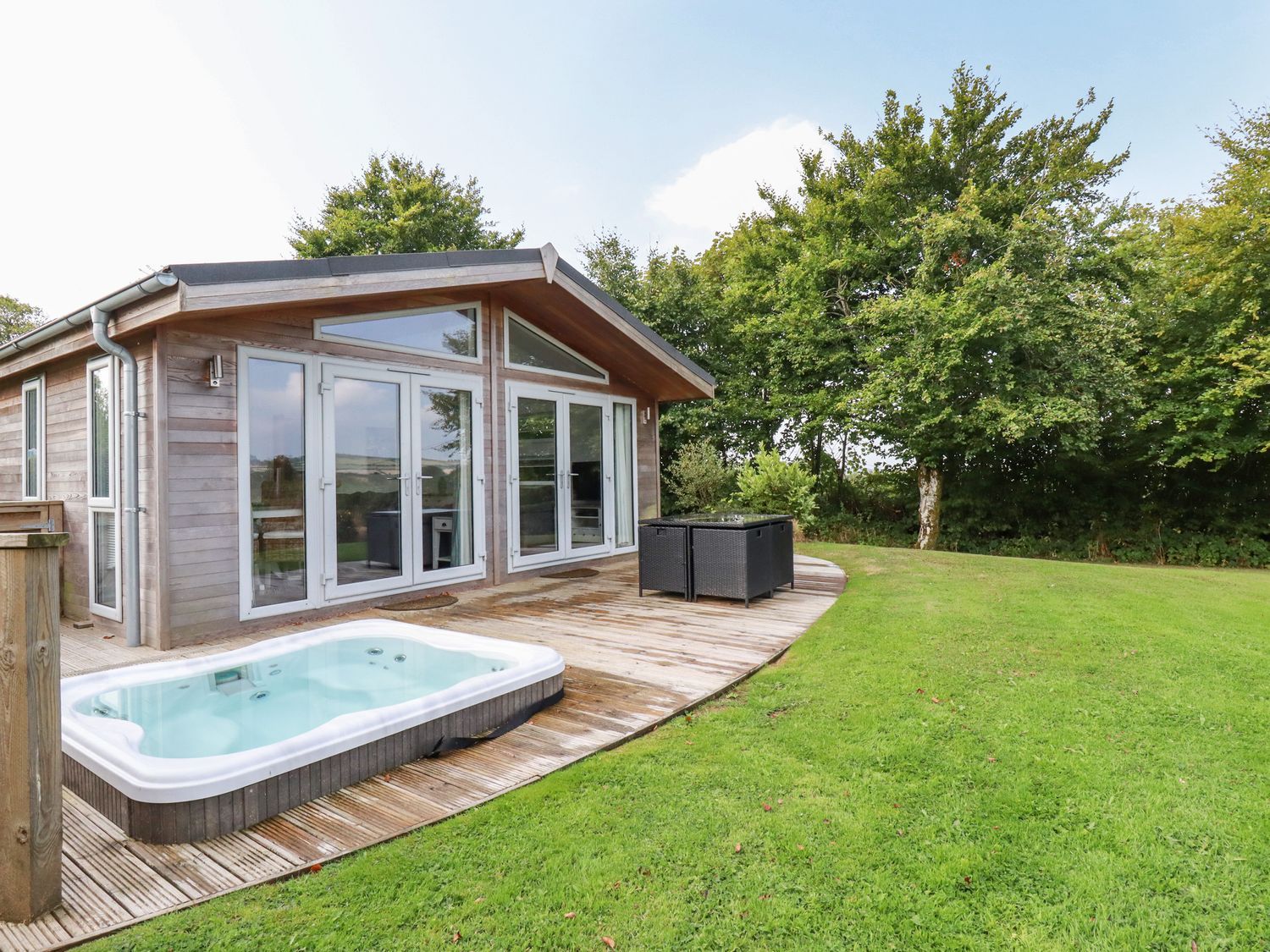 Book 1 Horizon View Lodge Cornwall ( Ref 1121193 ) Self Catering Holiday Lodge Accommodation at Southern Halt near Liskeard Cornwall England