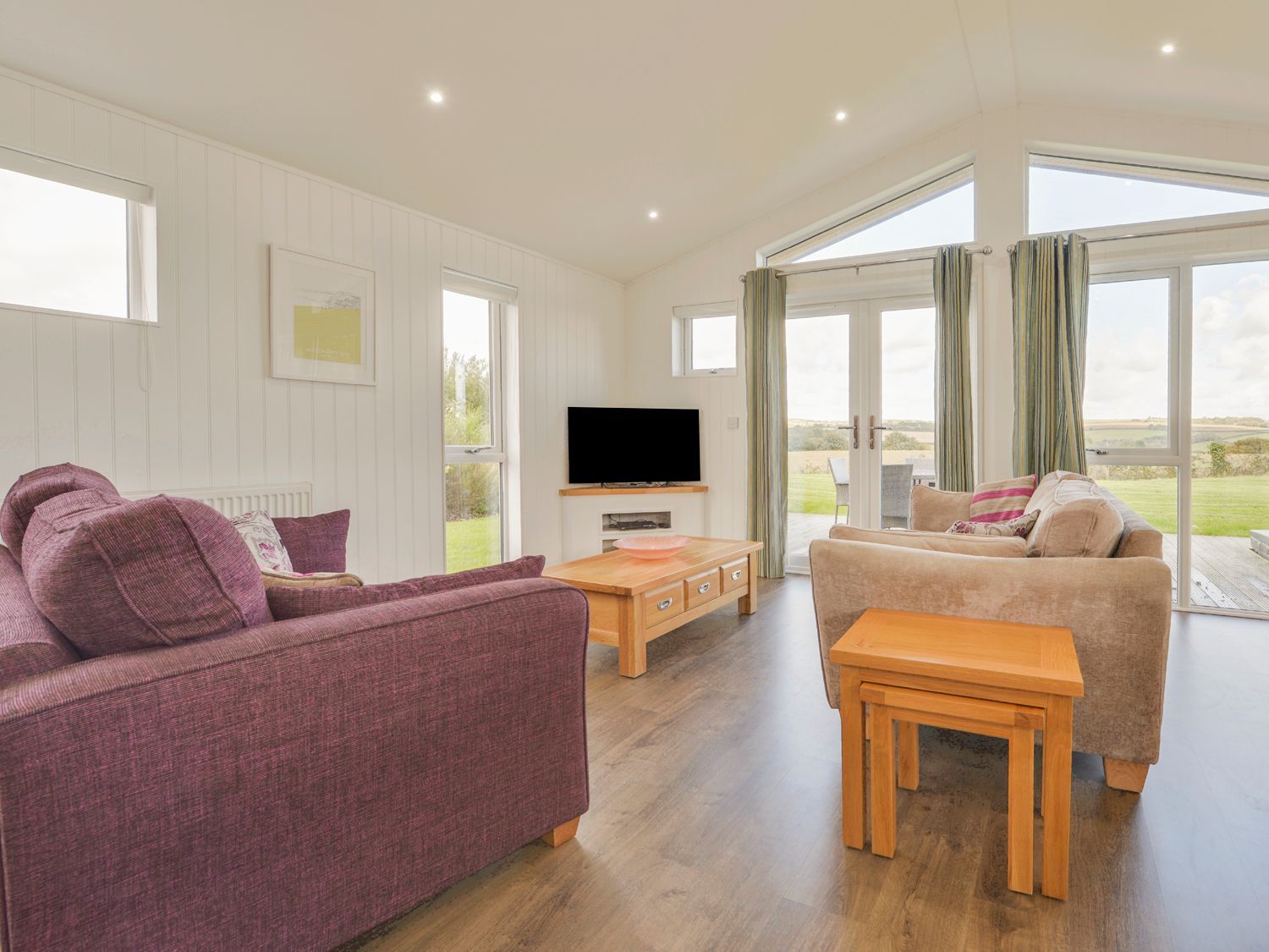 Book 3 Horizon View Lodge ( Ref 1121175 ) Self Catering Holiday Lodge Accommodation at Southern Halt near Liskeard Cornwall England