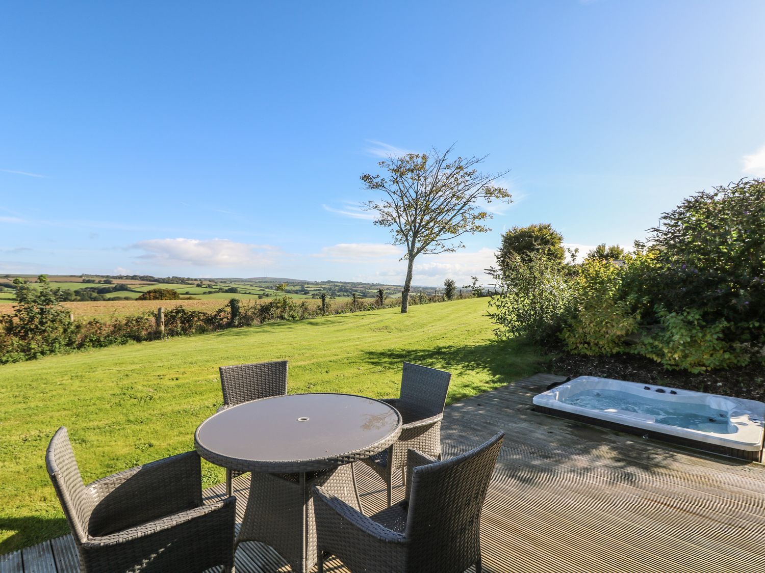 3 Horizon View Lodge decking with hot tub Southern Halt Holiday Lodges Dobwalls - 3 Horizon View Lodge ( Ref 1121175 ) sleeps 4 guests - Liskeard Holiday Park in Cornwall England