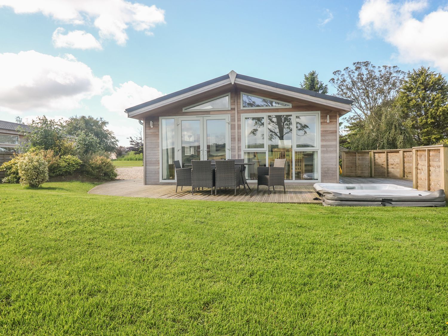 Book 4 Horizon View Lodge ( Ref 1121198 ) Self Catering Holiday Lodge Rental at Southern Halt near Liskeard Cornwall England