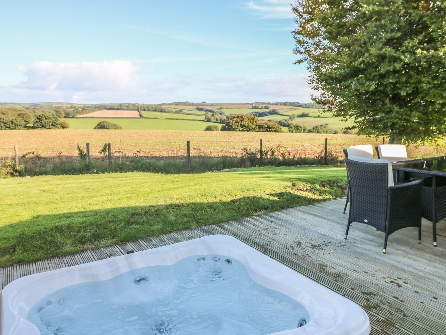 6 Horizon View Lodge decking with hot tub and views Southern Halt Holiday Lodges Dobwalls - 6 Horizon View Lodge ( Ref 1121204 ) sleeps 6 guests - Liskeard Holiday Park in Cornwall England