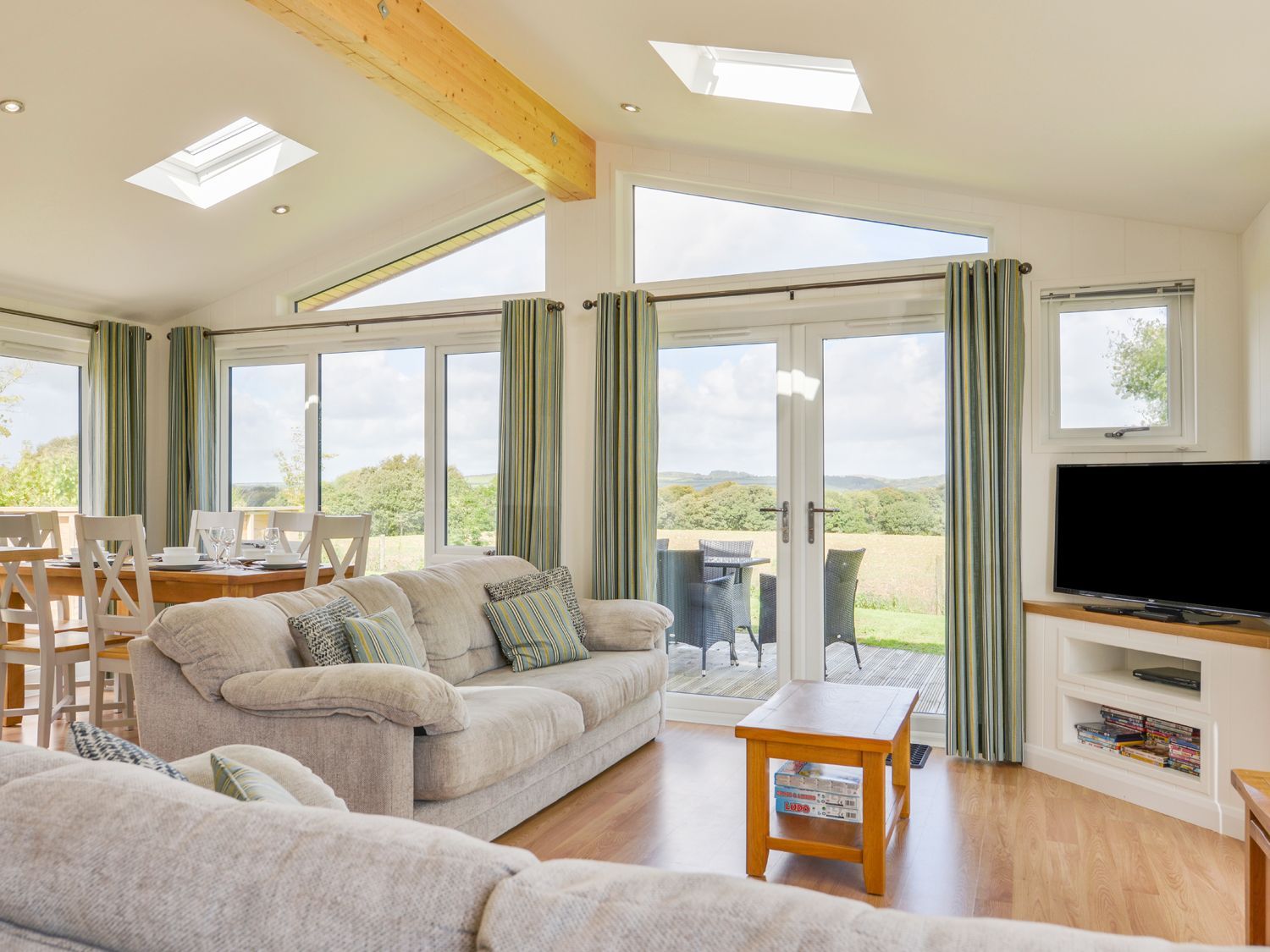 Book 6 Horizon View Lodge ( Ref 1121204 ) Self Catering Holiday Lodge Rental at Southern Halt near Liskeard Cornwall England