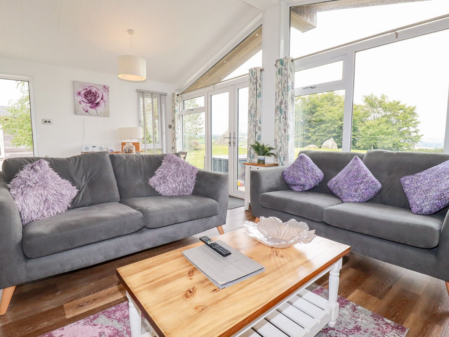 9 Horizon View Lodge sitting area Southern Halt Holiday Lodges Dobwalls - 9 Horizon View Lodge ( Ref 1121210 ) sleeps 6 guests - Liskeard Holiday Park in Cornwall England