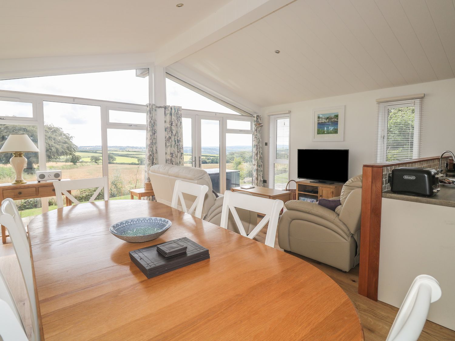 11 Horizon View Lodge open plan interior Southern Halt Holiday Lodges Dobwalls - 11 Horizon View Lodge ( Ref 1121218 ) sleeps 4 guests - Liskeard Holiday Park in Cornwall England