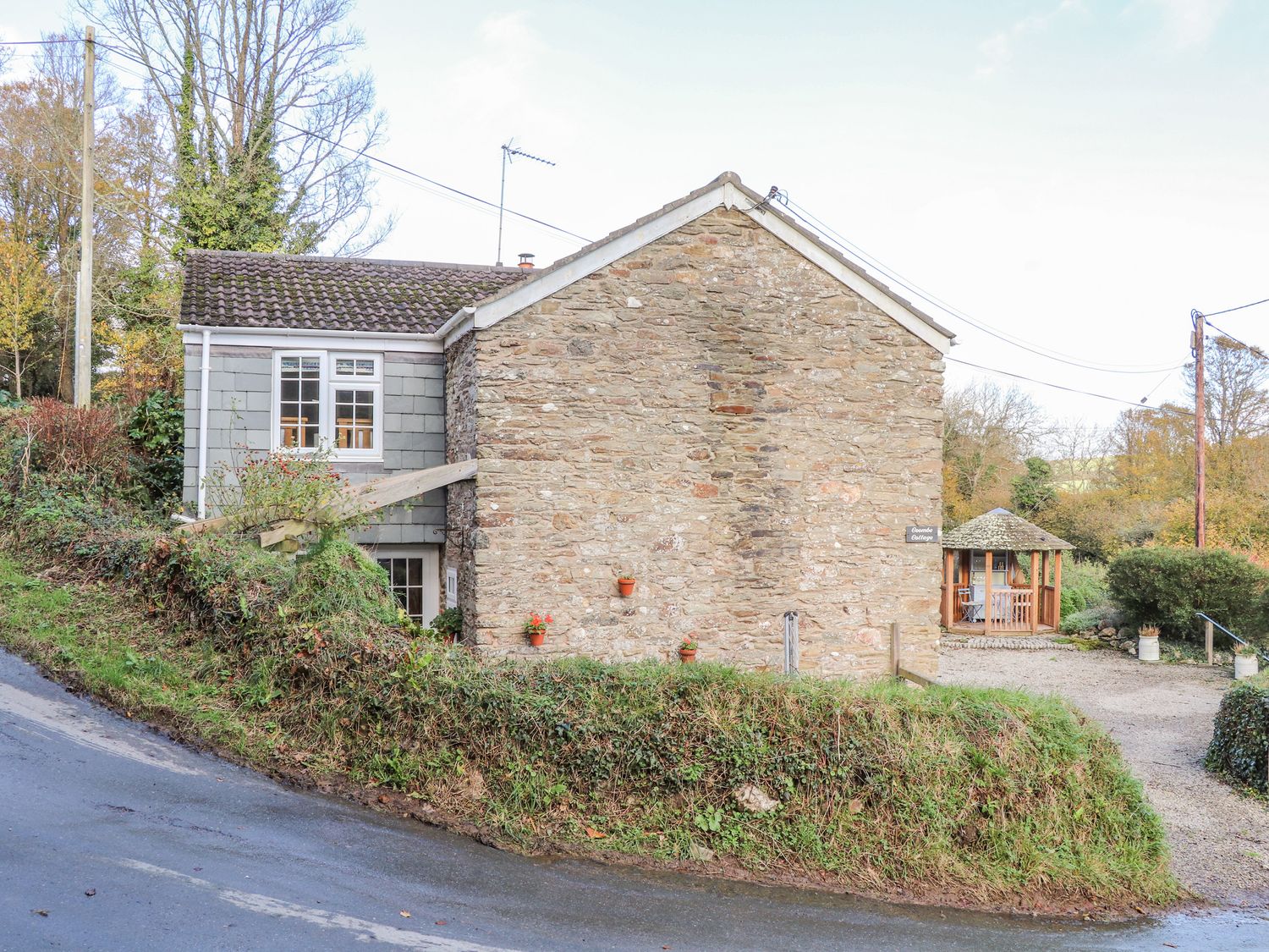 Coombe Cottage                     photo 2