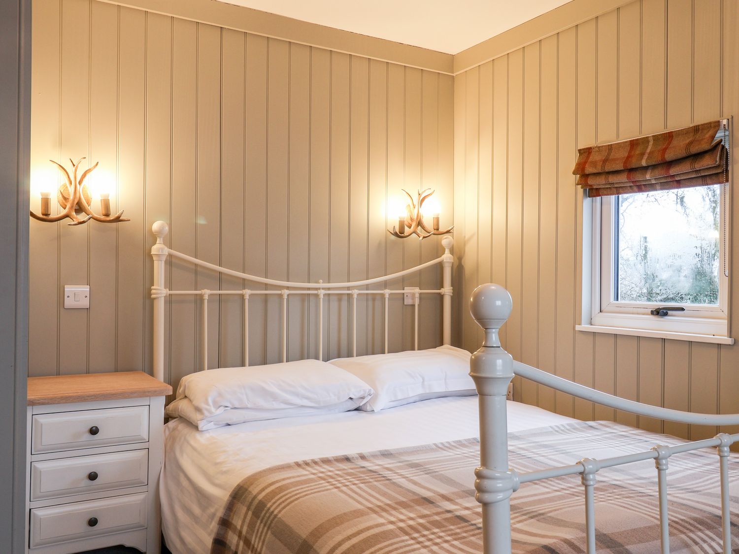 Bedroom Grouse Lodge Irton Moor ( Ref 1124564 ) Rent holiday lodge for 3 guests near Scarborough